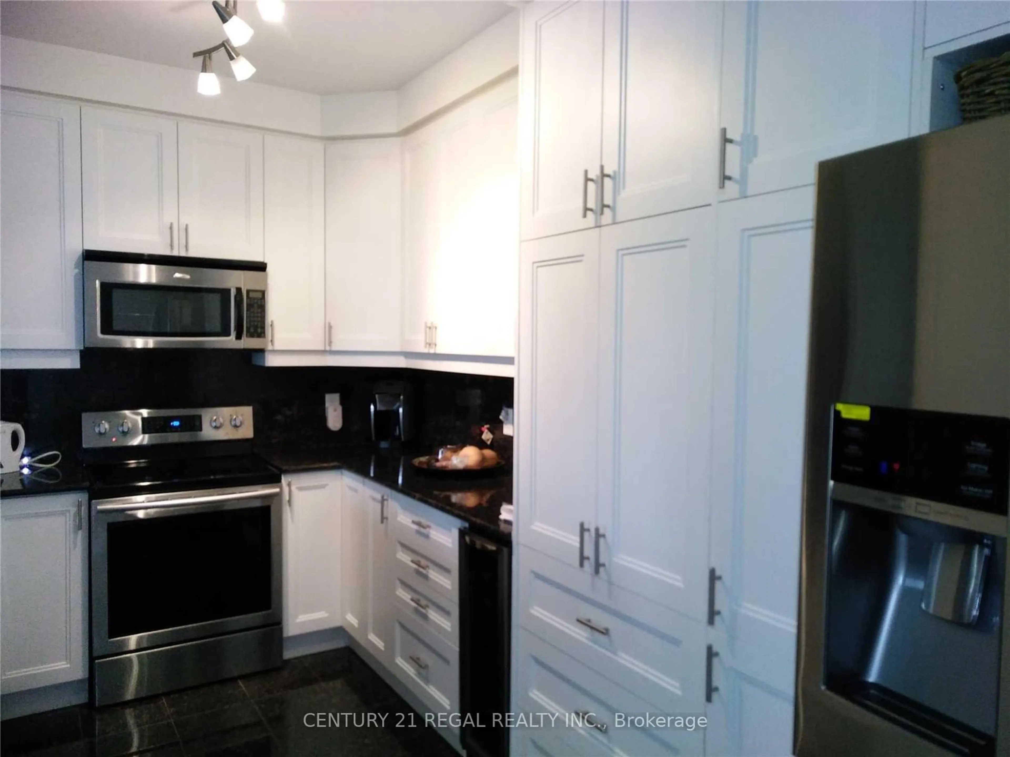 Standard kitchen for 9235 Jane St #1401, Vaughan Ontario L6A 0J8