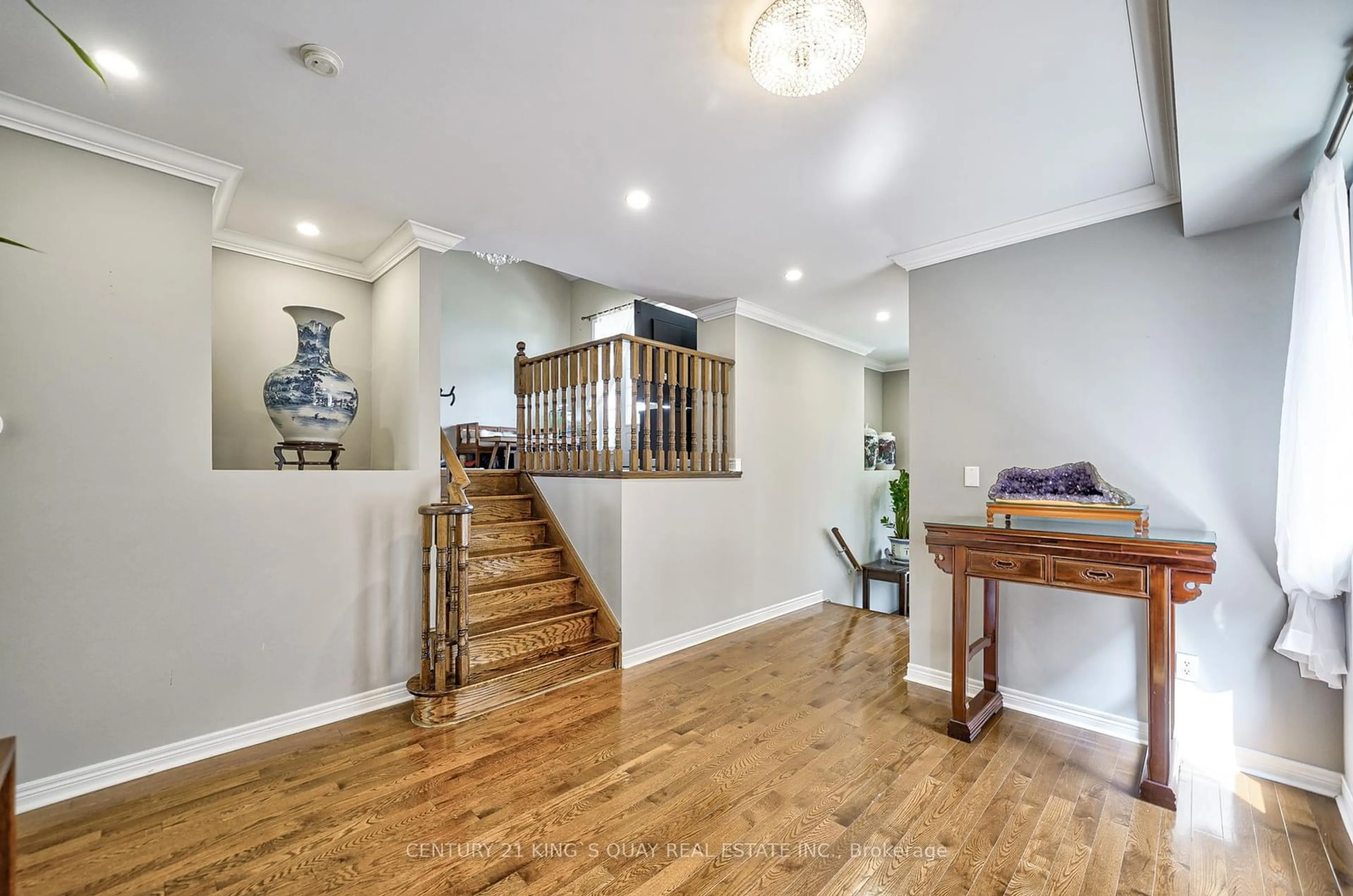 Indoor foyer, wood floors for 816 Millard St, Whitchurch-Stouffville Ontario L4A 0B6