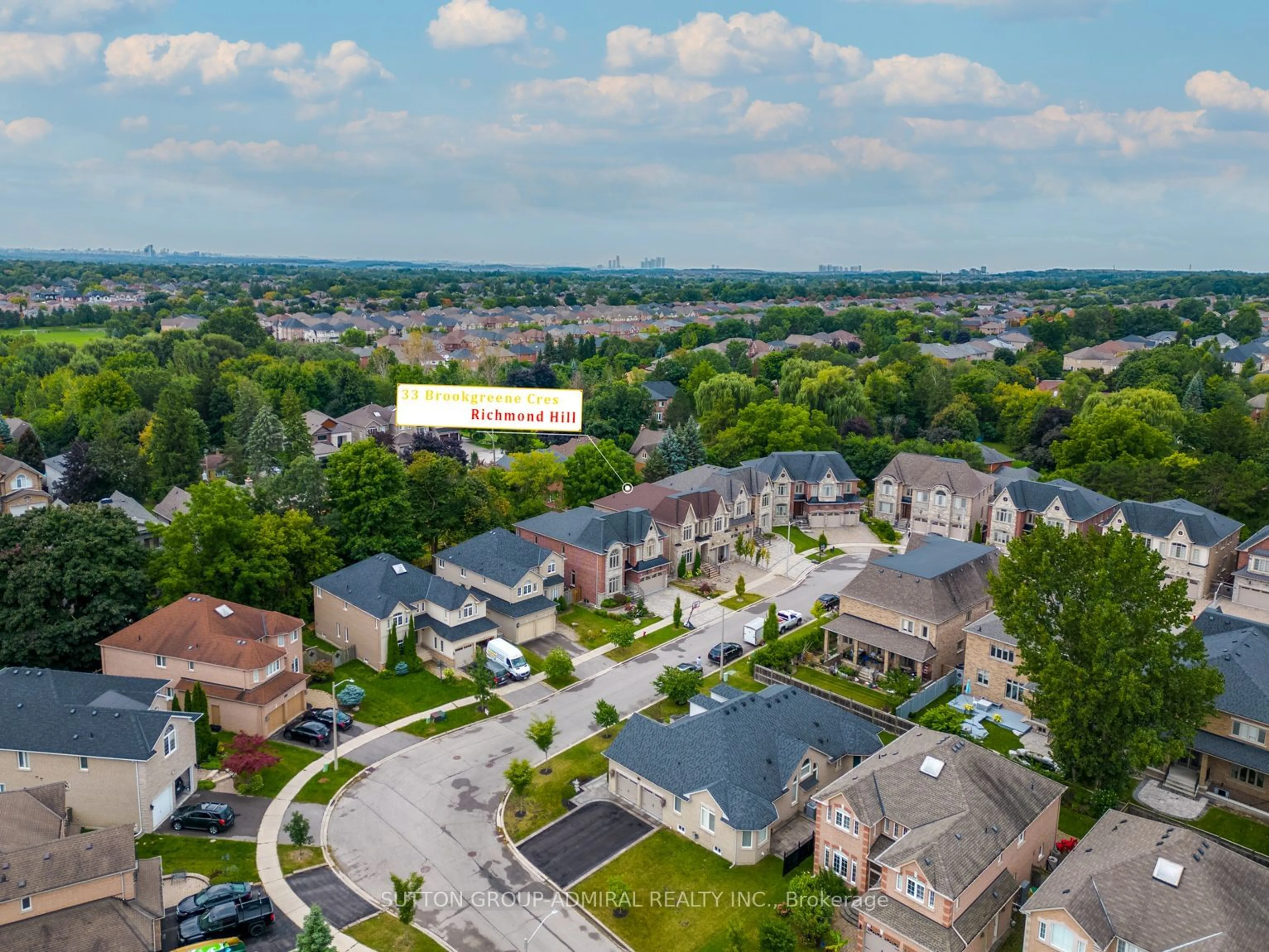 A pic from exterior of the house or condo, the street view for 33 Brookgreene Cres, Richmond Hill Ontario L4C 0M1