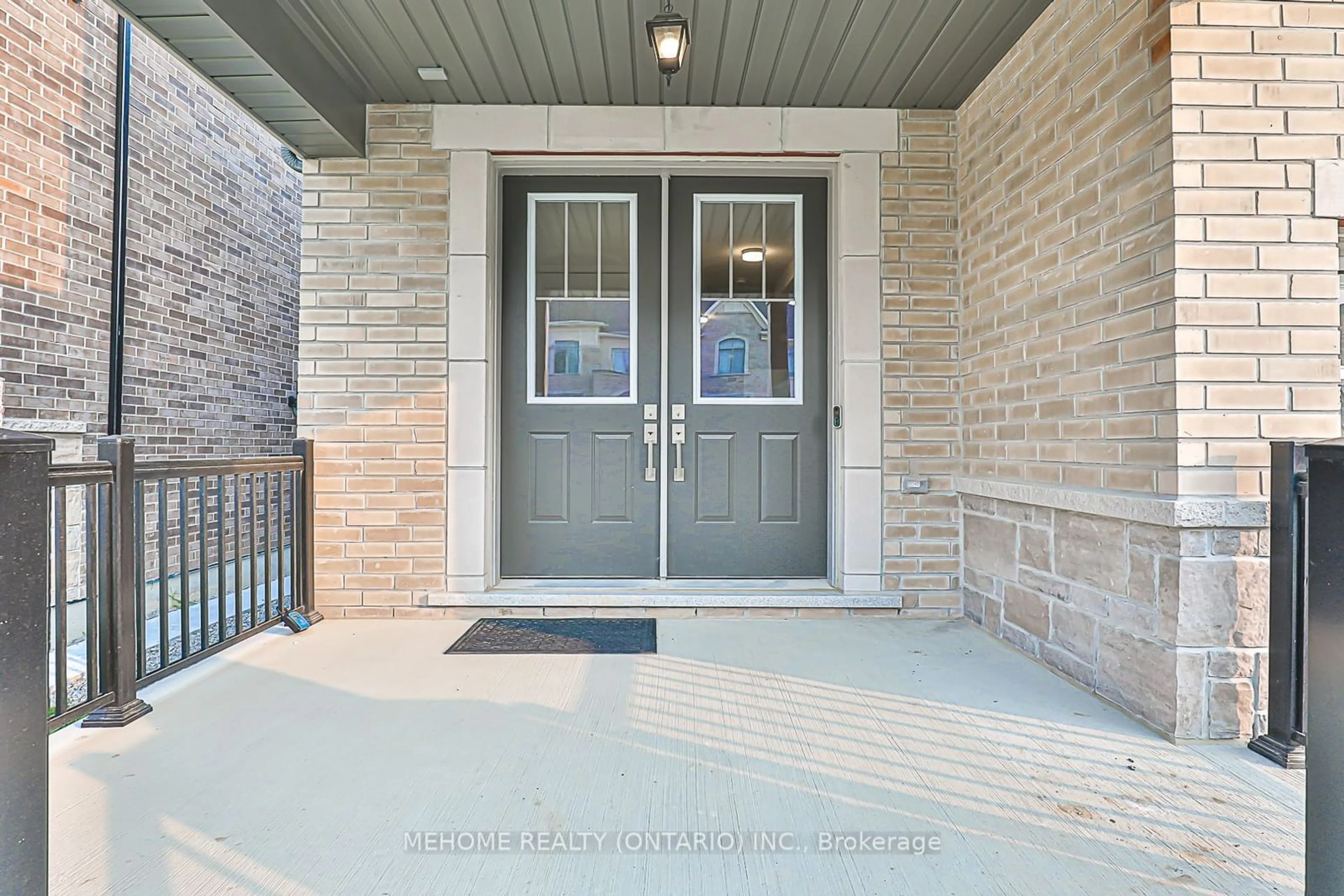 Indoor entryway, cement floor for 116 Sikura Circ, Aurora Ontario L4G 3Y9