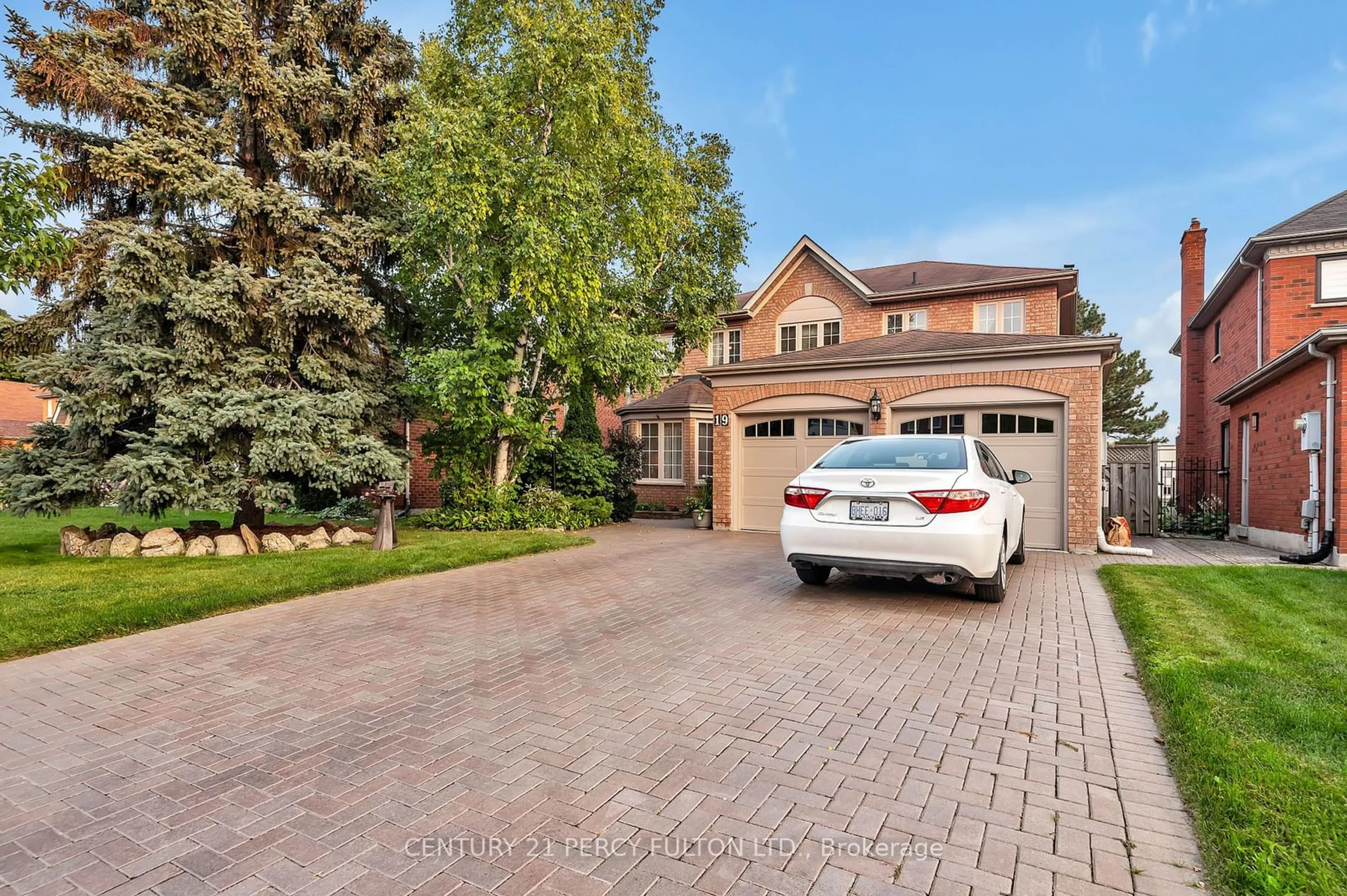 Home with brick exterior material for 19 Landmark Crt, Markham Ontario L3R 9N7