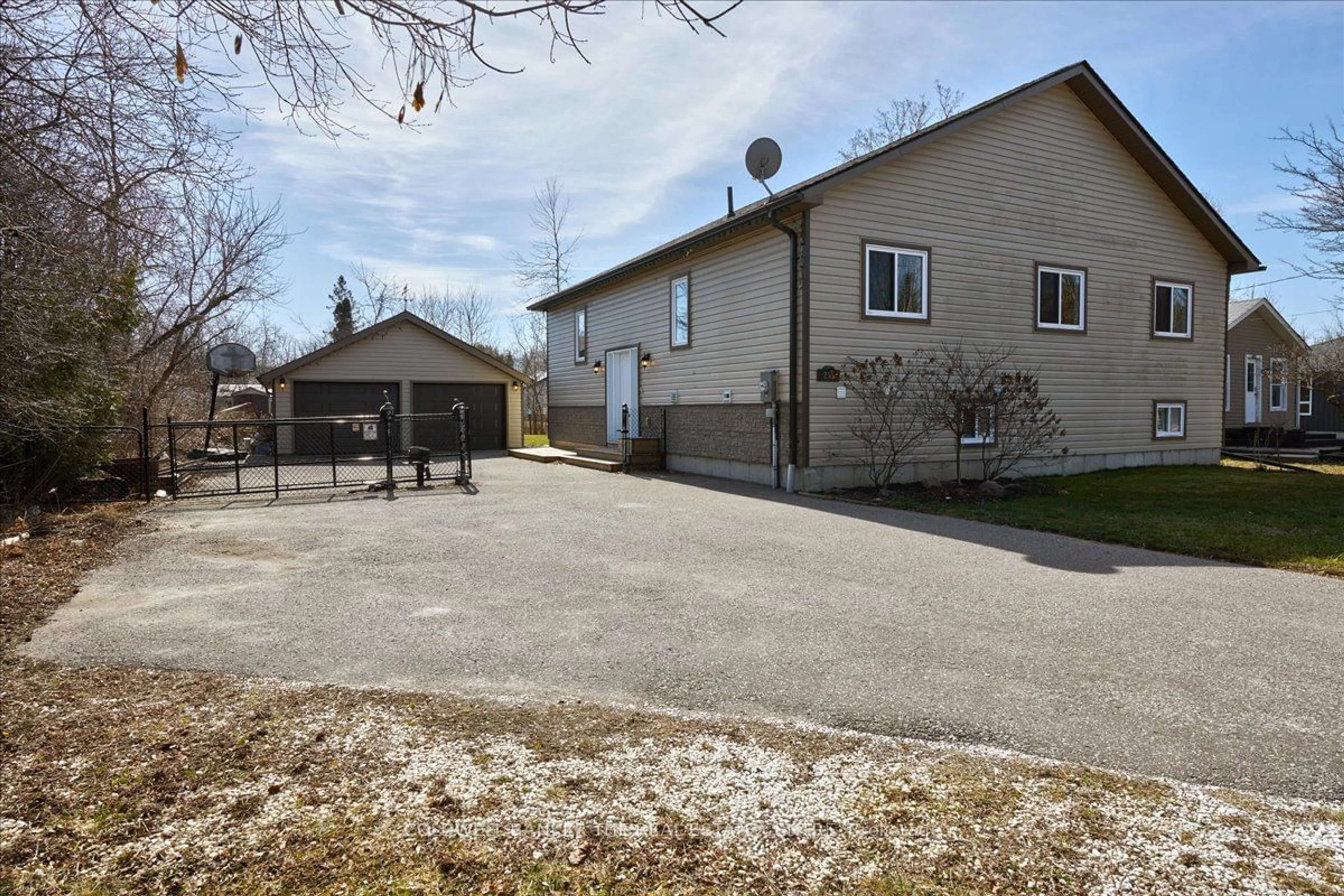 Fenced yard for 259 Boyers Sdrd, Georgina Ontario L4P 3C8