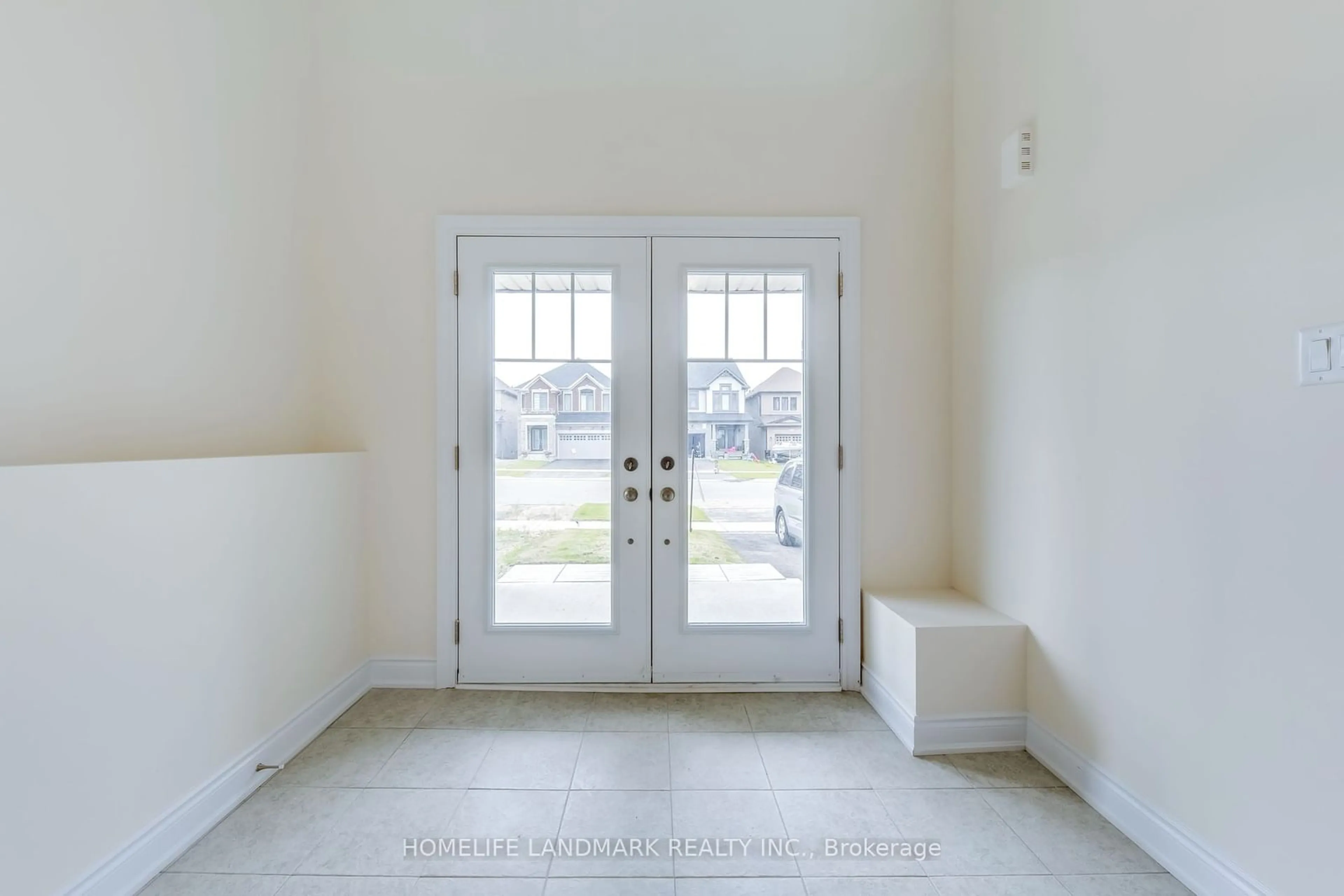 Indoor entryway, wood floors for 117 Kennedy Blvd, New Tecumseth Ontario L9R 0V9