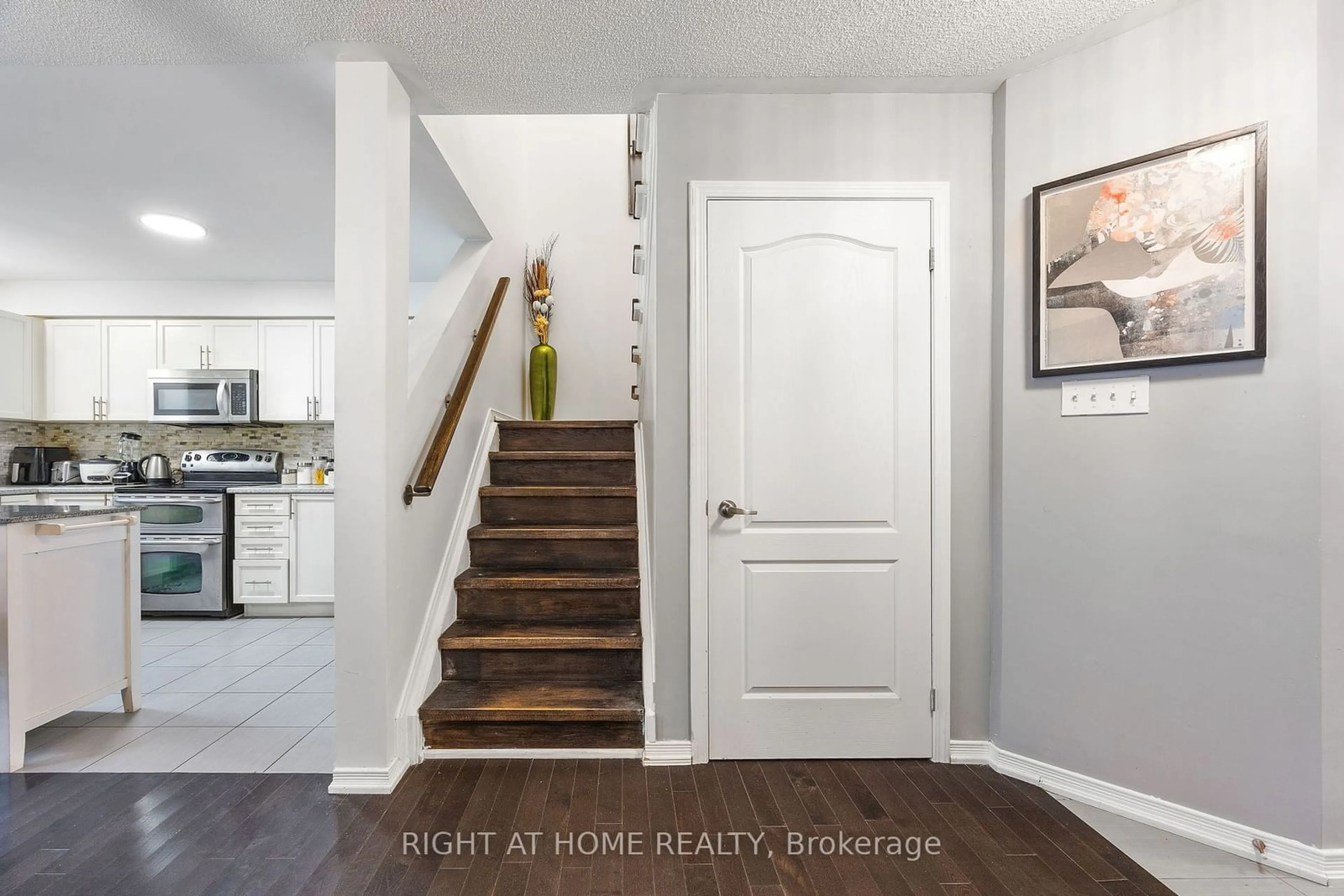 Indoor entryway, wood floors for 1483 Rankin Way, Innisfil Ontario L9S 0C6