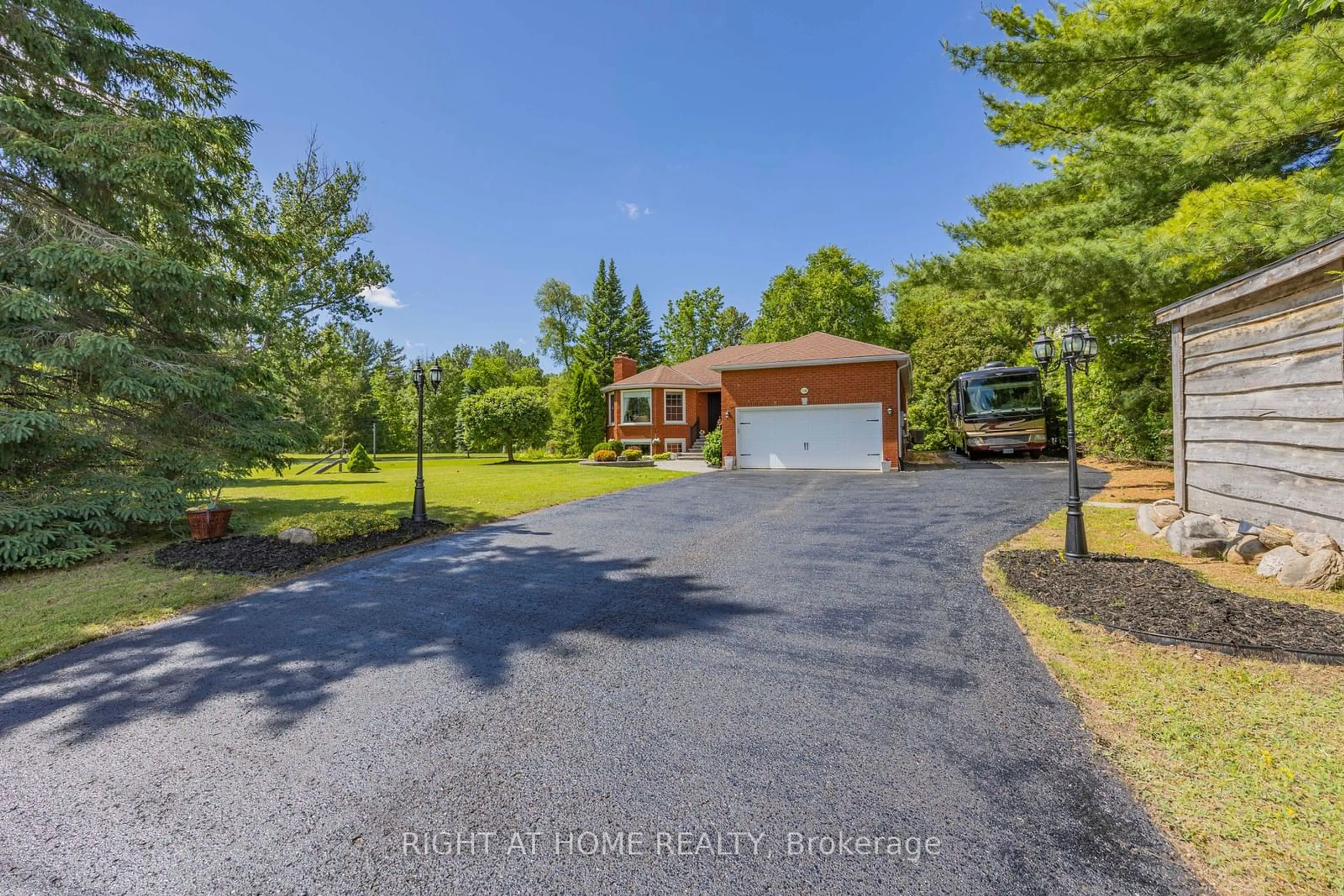 Frontside or backside of a home, cottage for 1108 Goshen Rd, Innisfil Ontario L9S 2M5