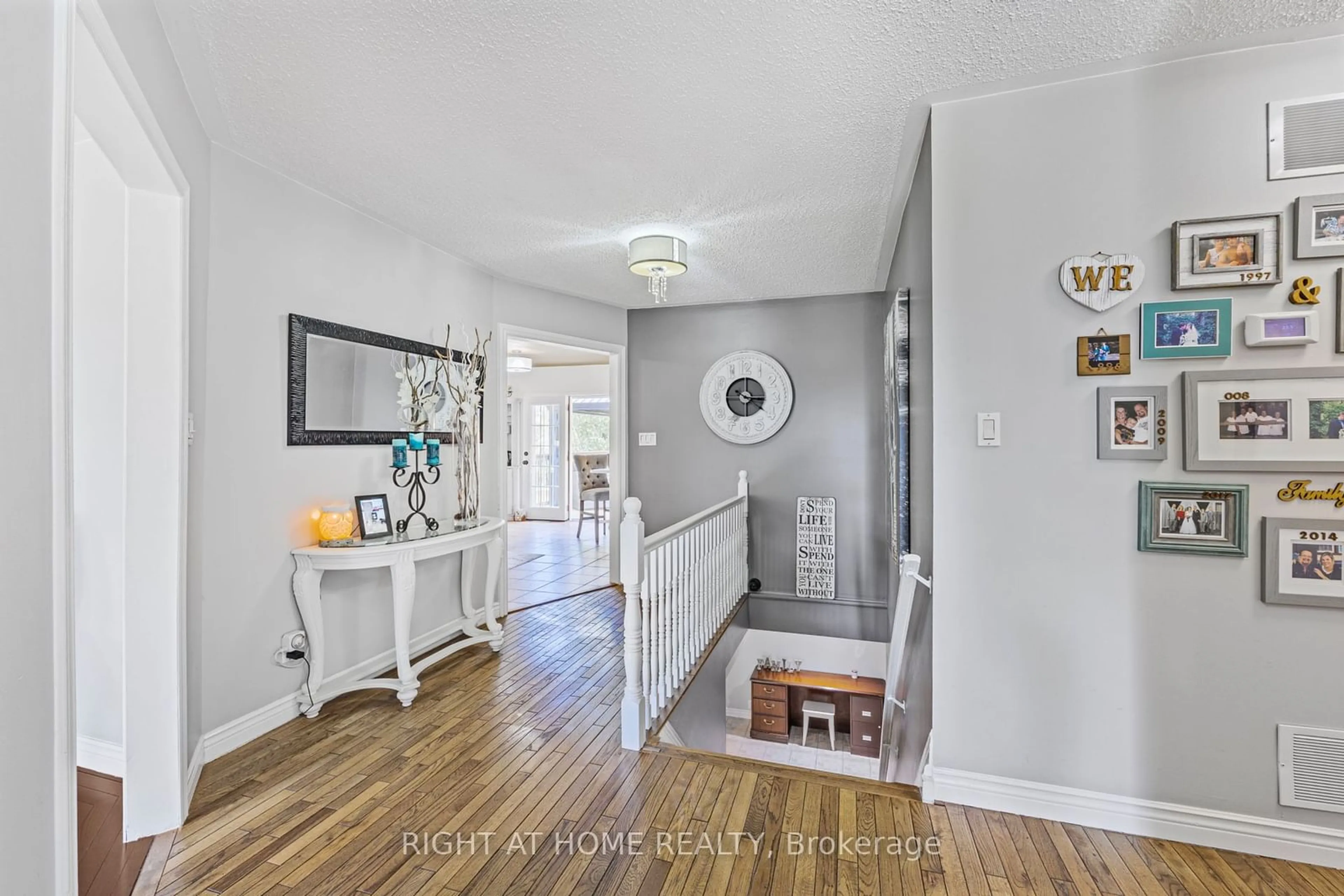 Indoor entryway, wood floors for 1108 Goshen Rd, Innisfil Ontario L9S 2M5