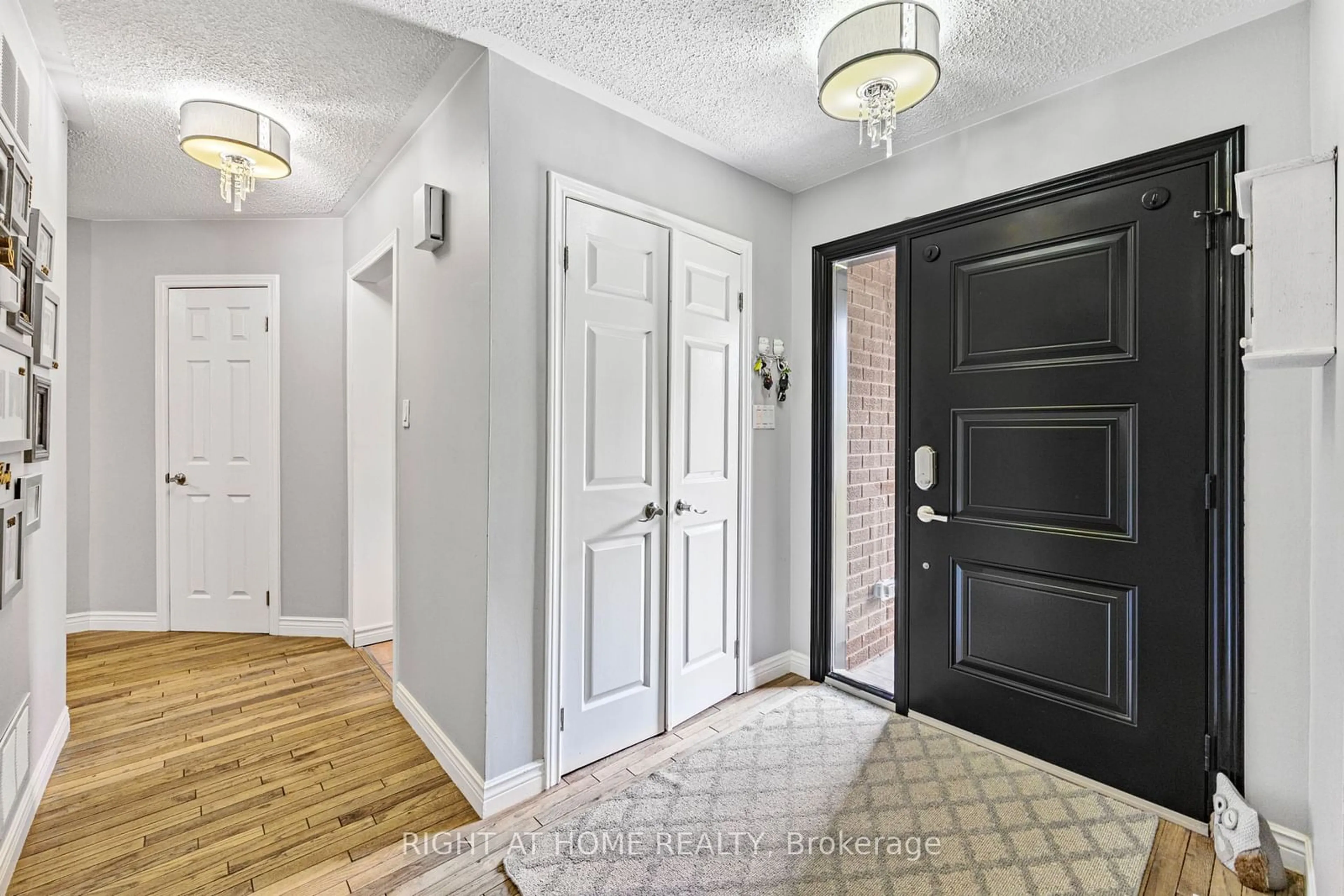 Indoor entryway, wood floors for 1108 Goshen Rd, Innisfil Ontario L9S 2M5