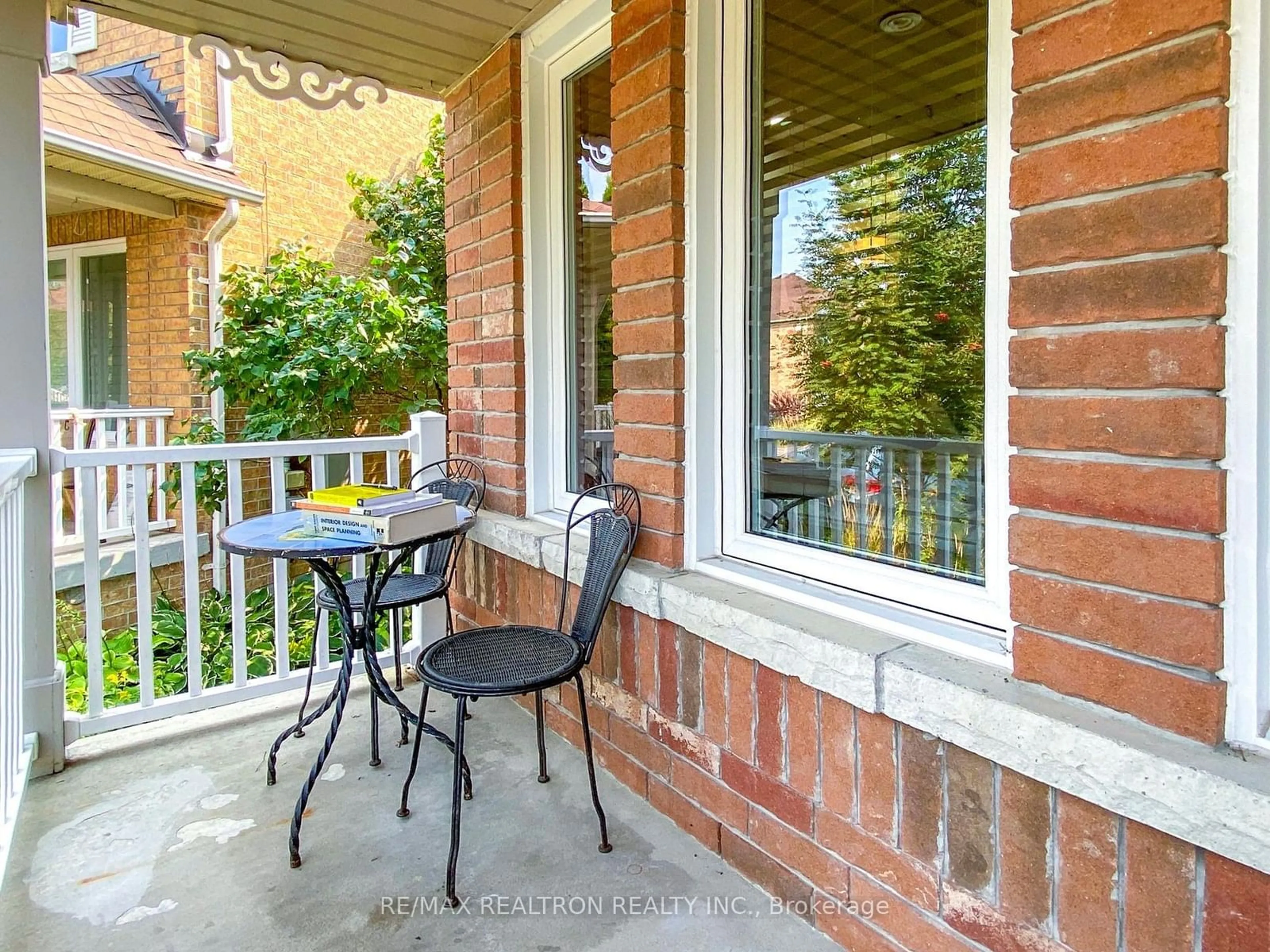 Patio for 21 Watkins Glen Cres, Aurora Ontario L4G 7P3