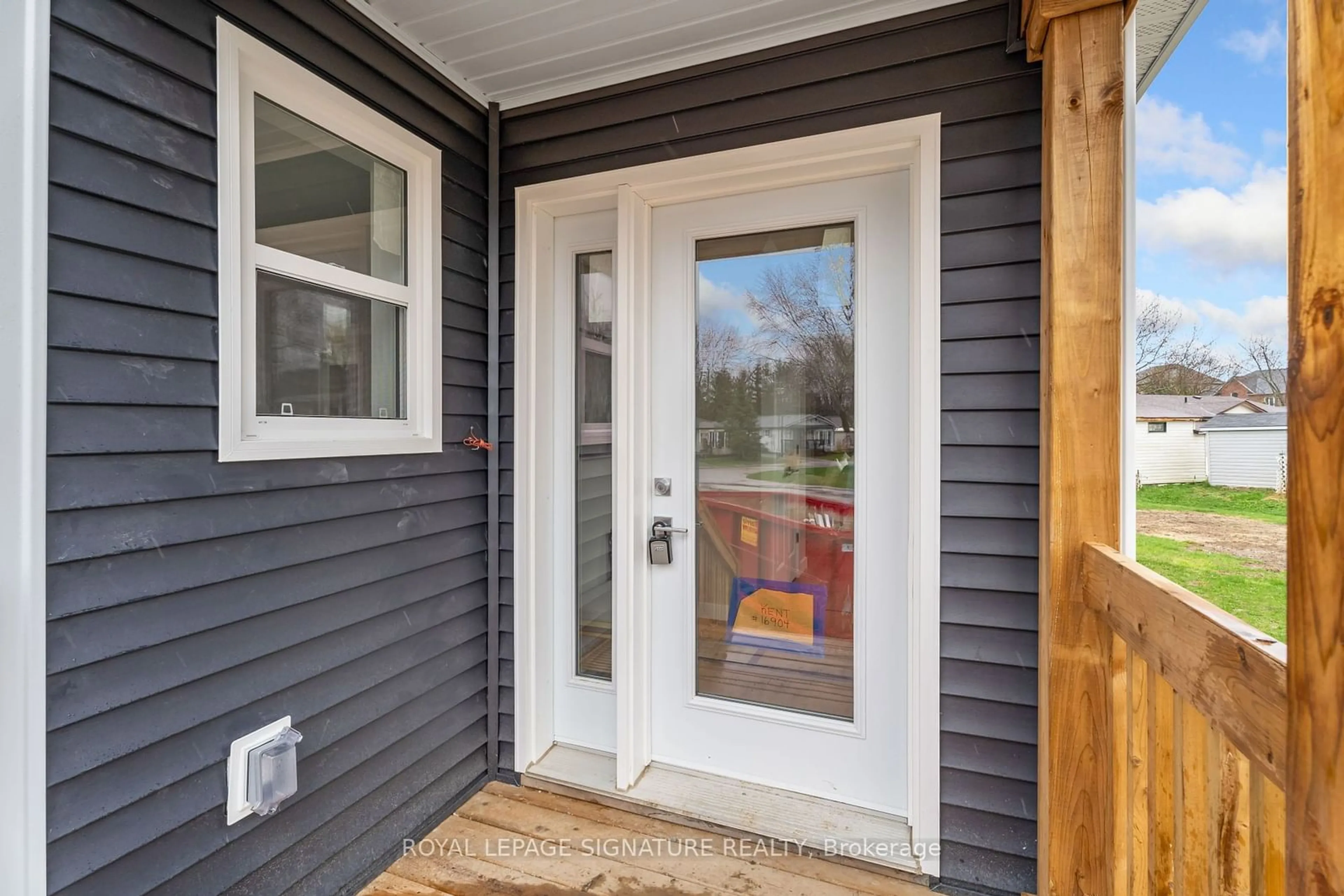 Indoor entryway, wood floors for 16 Briarwood Pl, Innisfil Ontario L0L 1L0