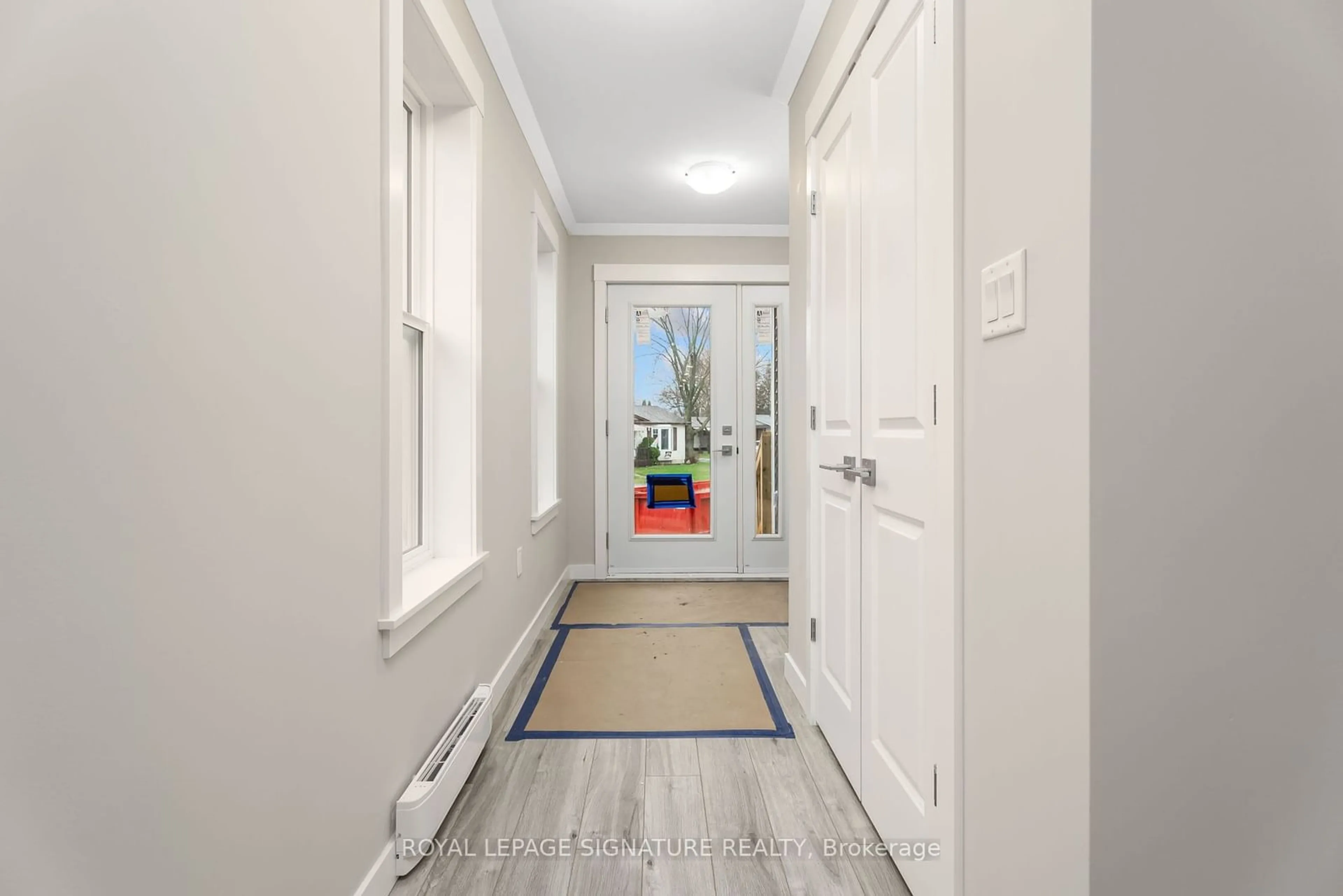 Indoor foyer, wood floors for 16 Briarwood Pl, Innisfil Ontario L0L 1L0