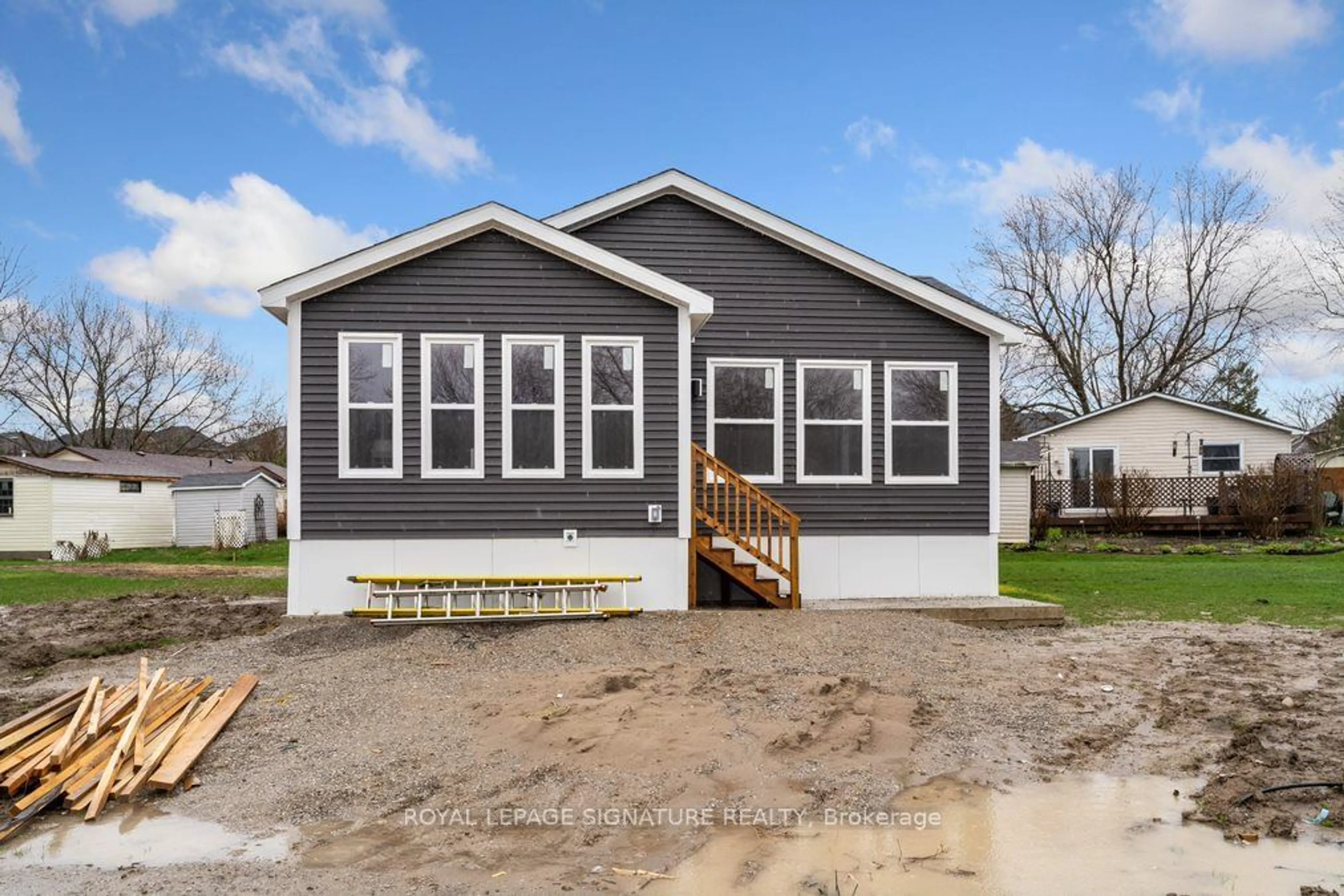 Home with vinyl exterior material for 18 Briar Wood Pl, Innisfil Ontario L0L 1L0