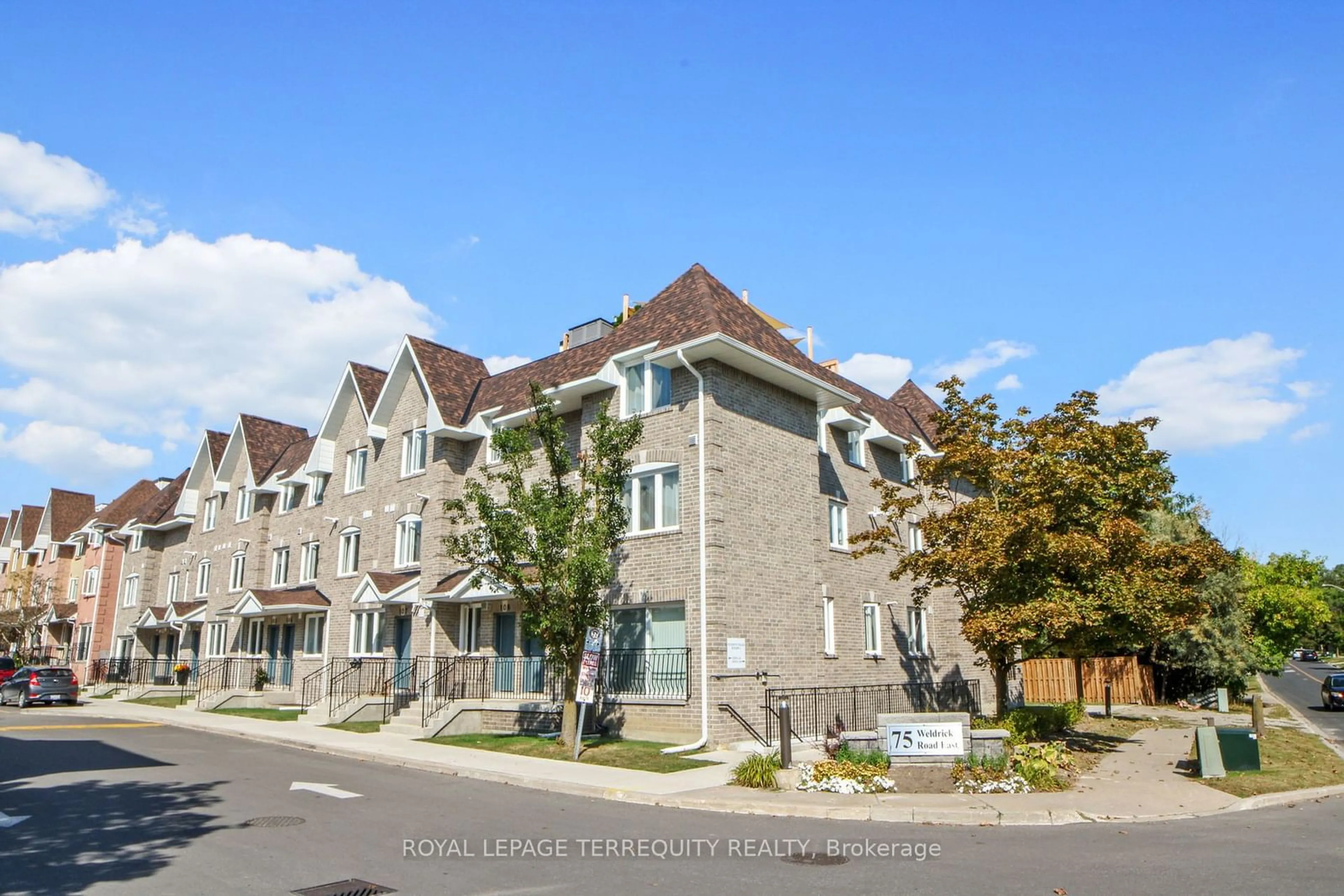 A pic from exterior of the house or condo, the street view for 75 Weldrick Rd #104, Richmond Hill Ontario L4C 0H9