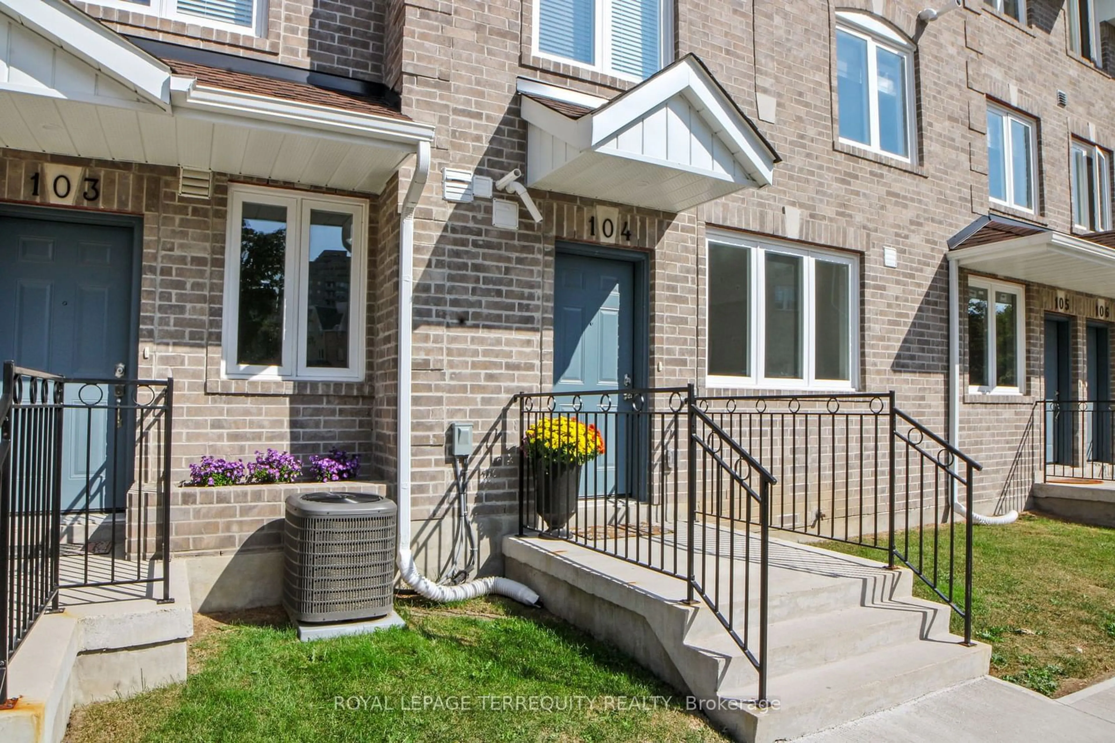 Home with brick exterior material for 75 Weldrick Rd #104, Richmond Hill Ontario L4C 0H9