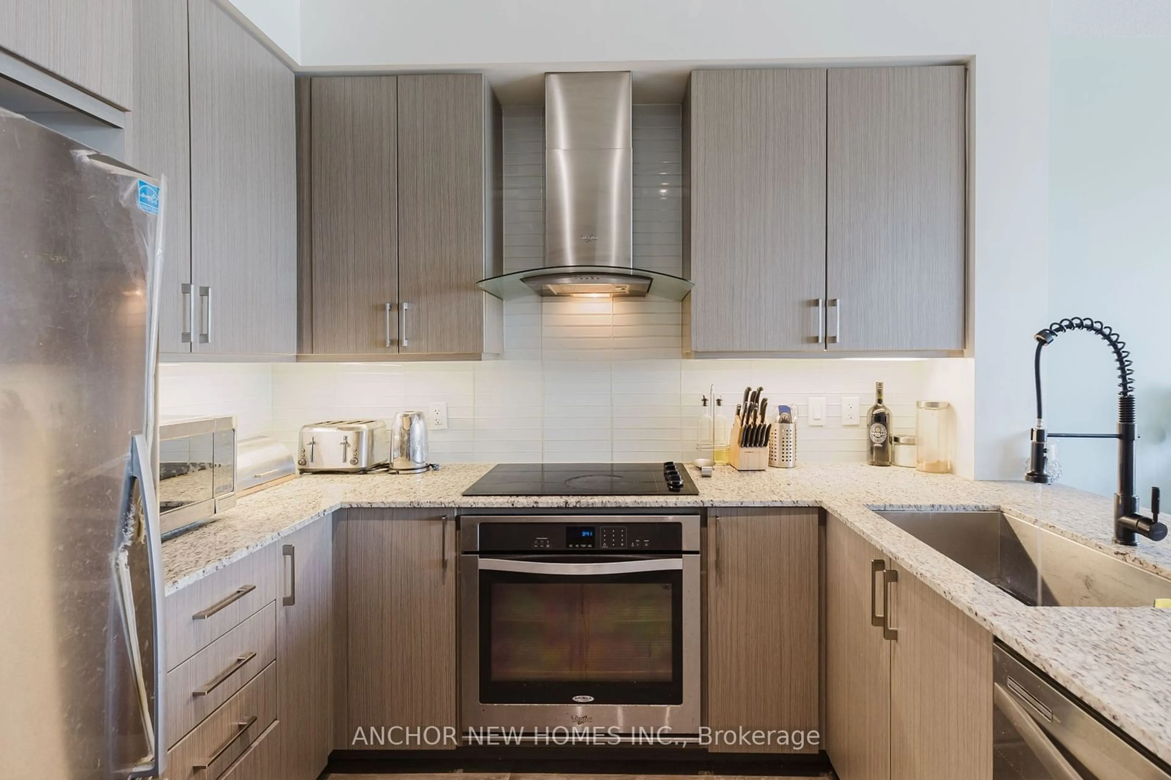 Standard kitchen for 9600 Yonge St #520B, Richmond Hill Ontario L4C 0X3