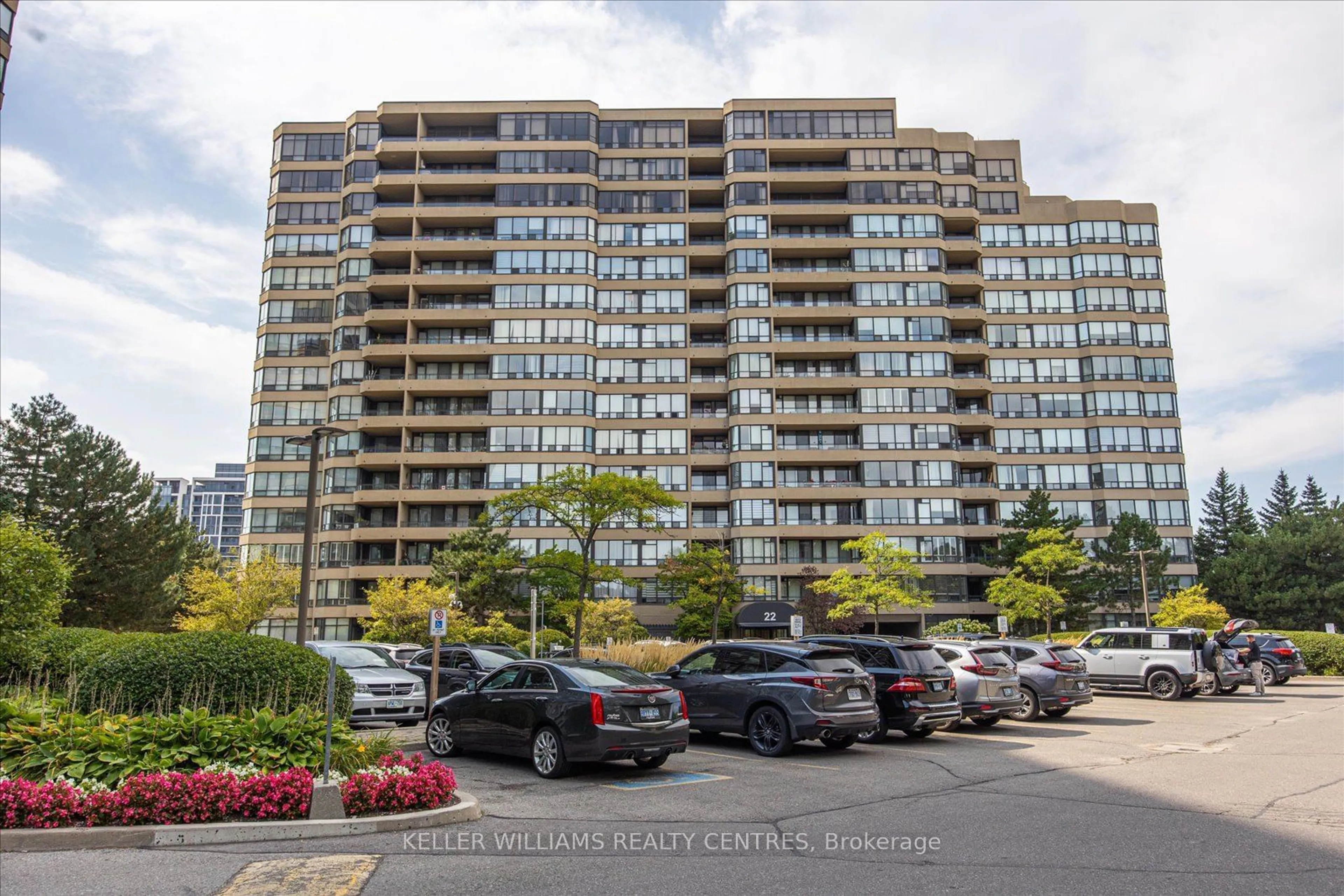 A pic from exterior of the house or condo, the front or back of building for 22 Clarissa Dr #912, Richmond Hill Ontario L4C 9R6