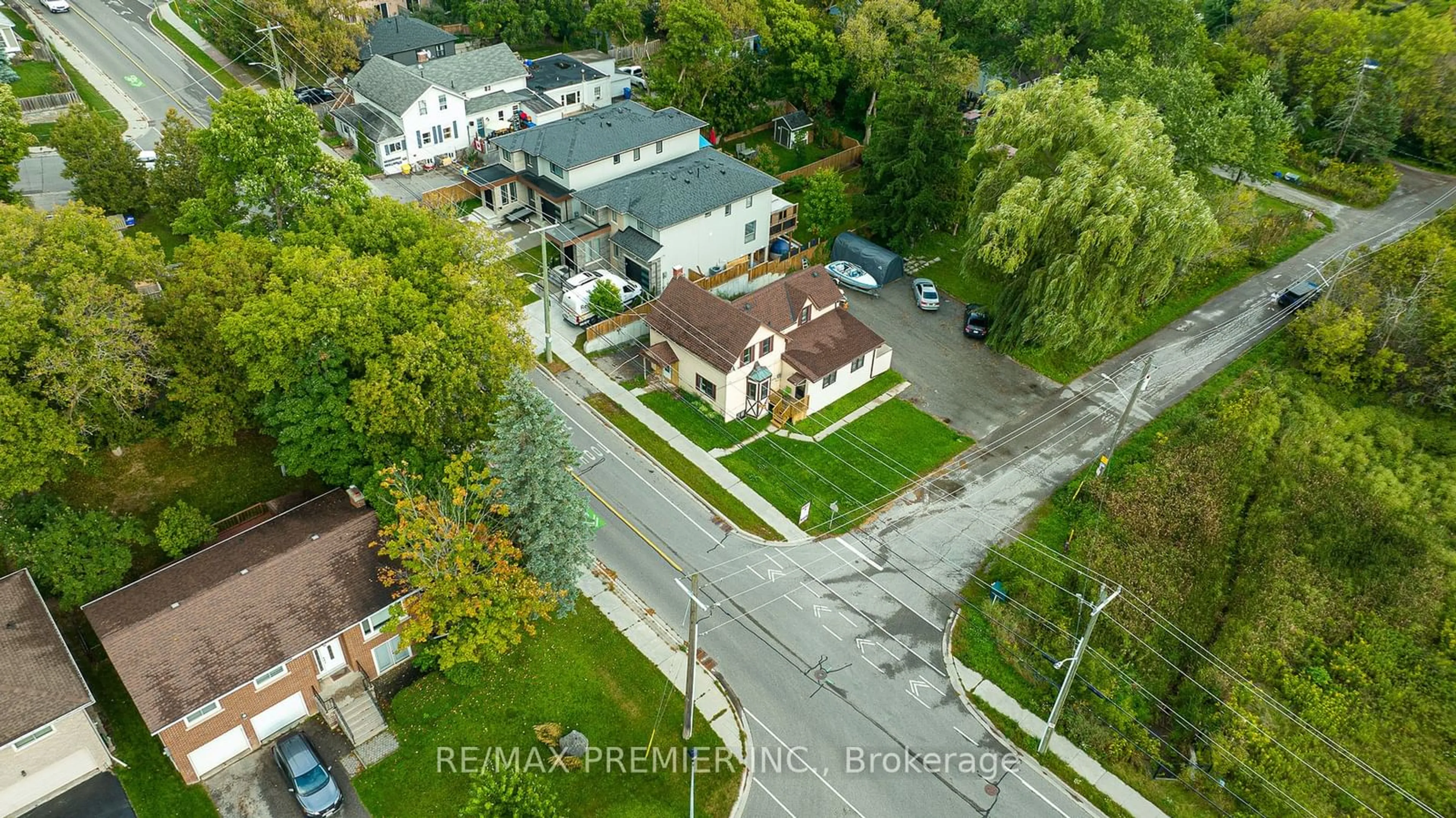 Frontside or backside of a home, the street view for 644 Srigley St, Newmarket Ontario L3Y 1W9