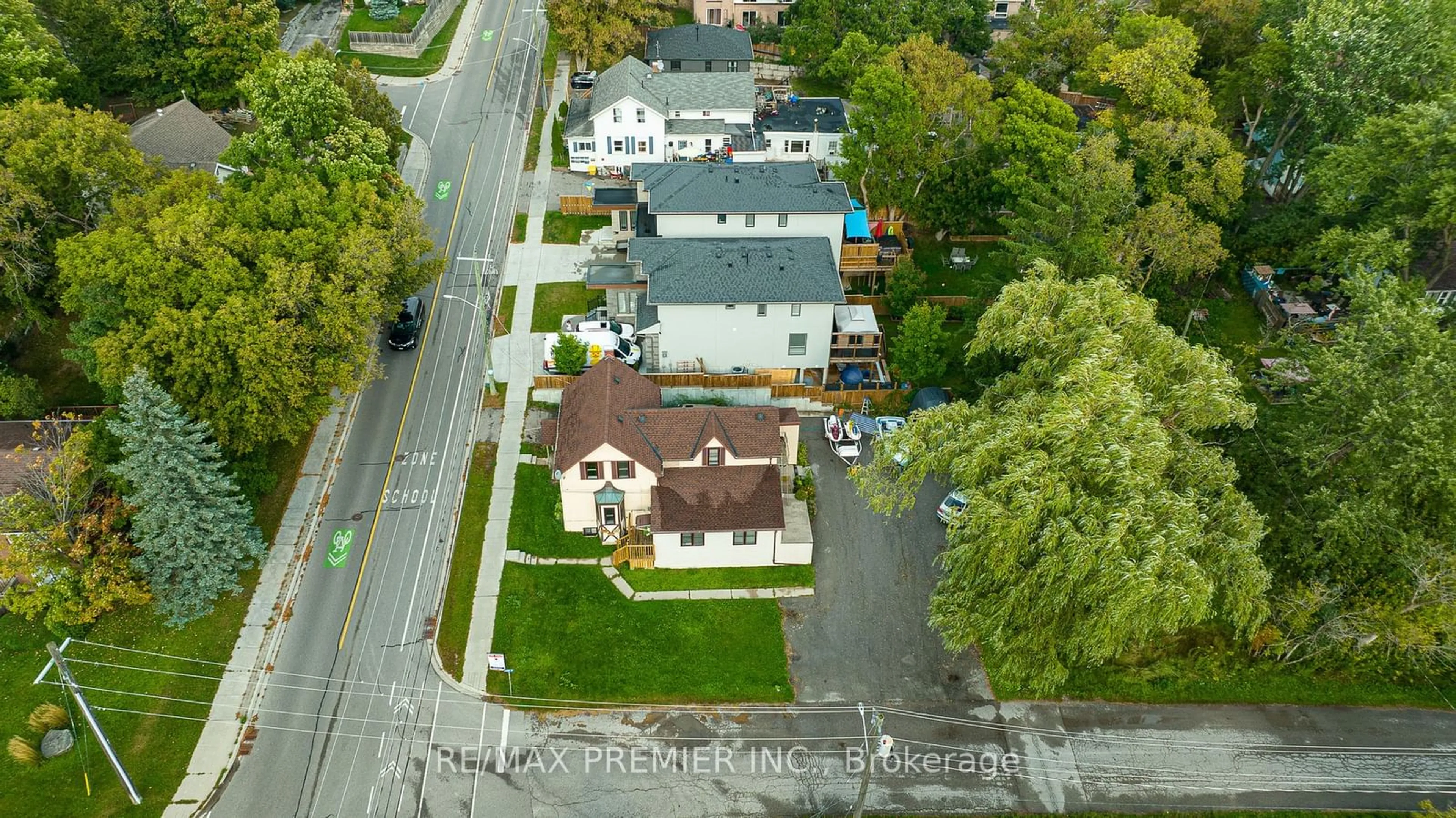 Frontside or backside of a home, the street view for 644 Srigley St, Newmarket Ontario L3Y 1W9