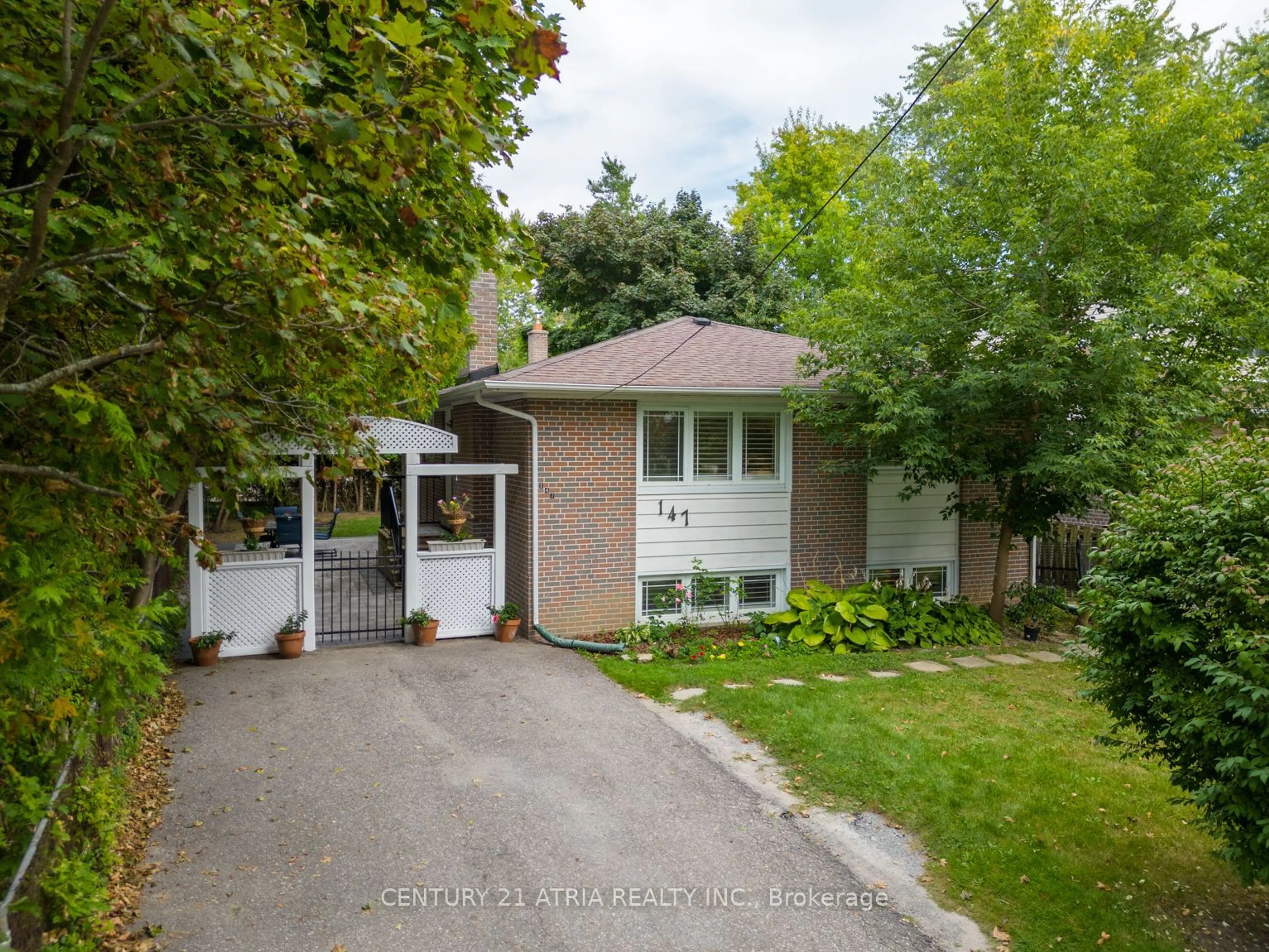 Frontside or backside of a home for 147 Chassie Crt, Richmond Hill Ontario L4C 4E8