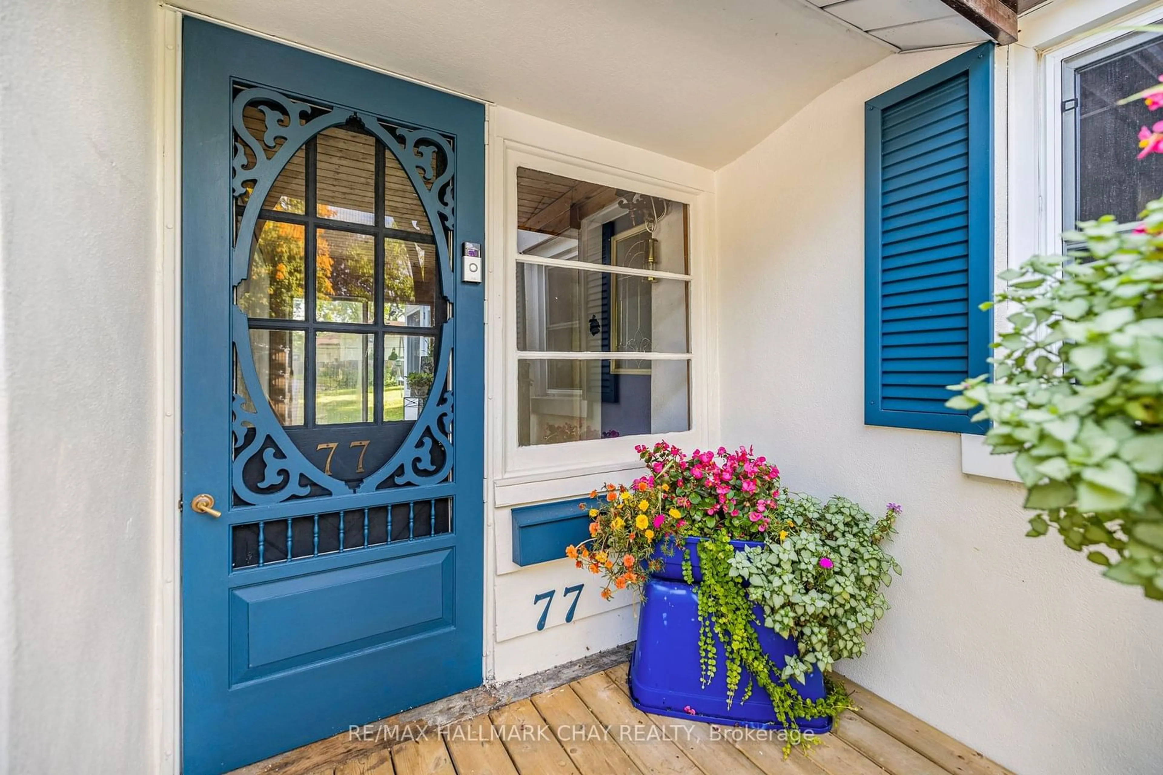 Indoor entryway for 77 Lundy's Lane, Newmarket Ontario L3Y 3R9