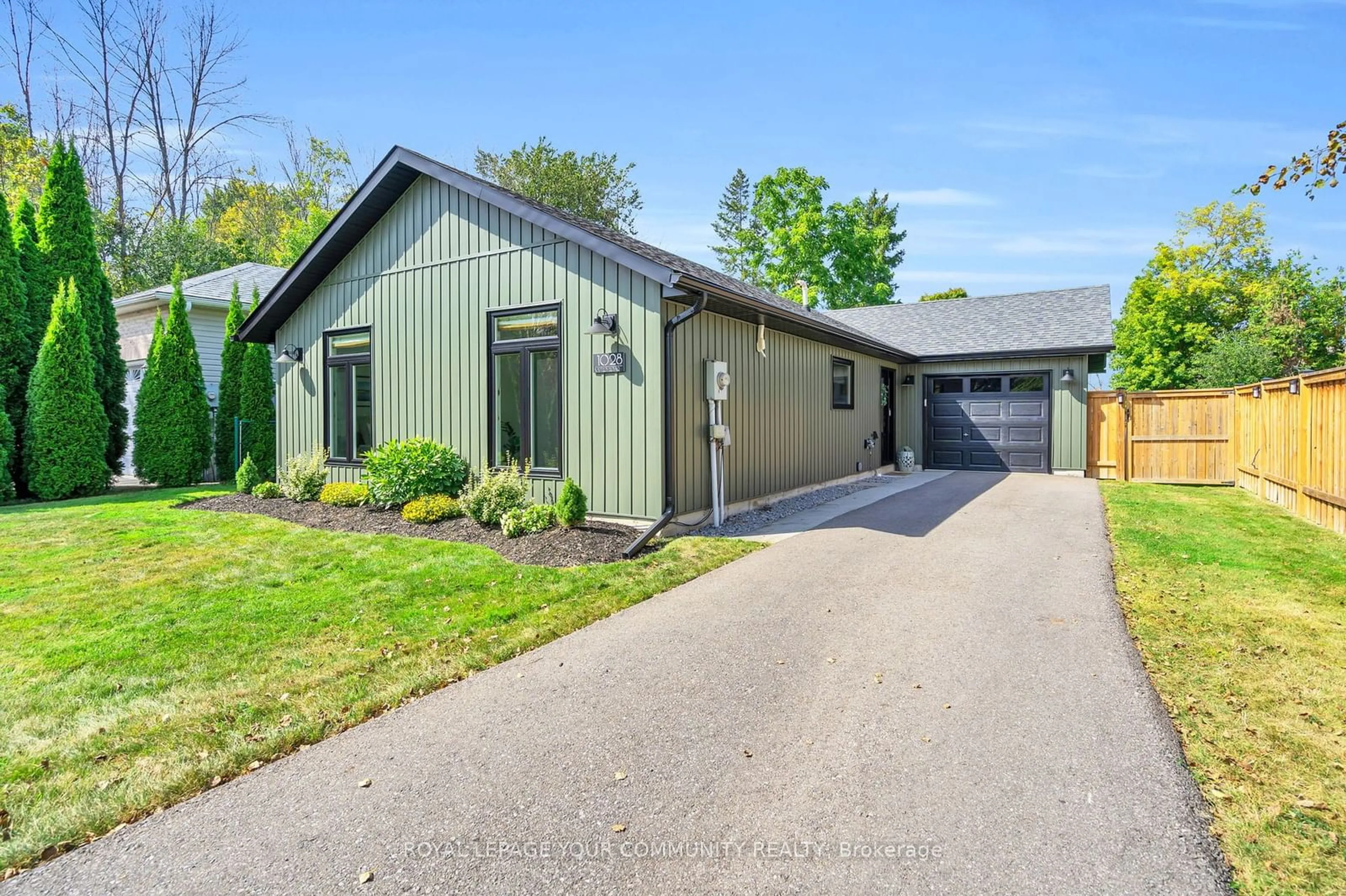 Frontside or backside of a home for 1028 Metro Rd, Georgina Ontario L4P 3E9