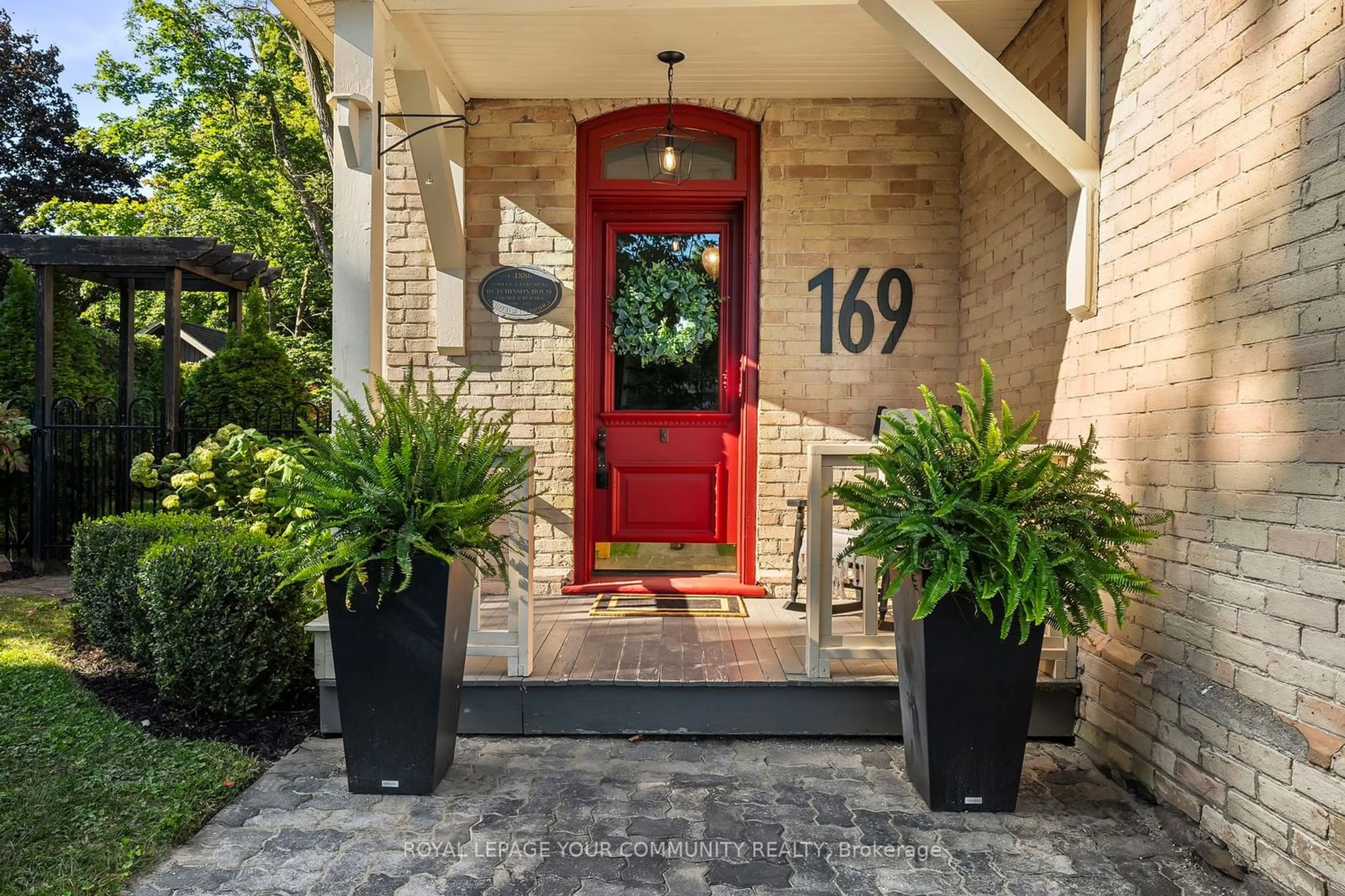 Indoor entryway, wood floors for 169 King St, Uxbridge Ontario L9P 1B2