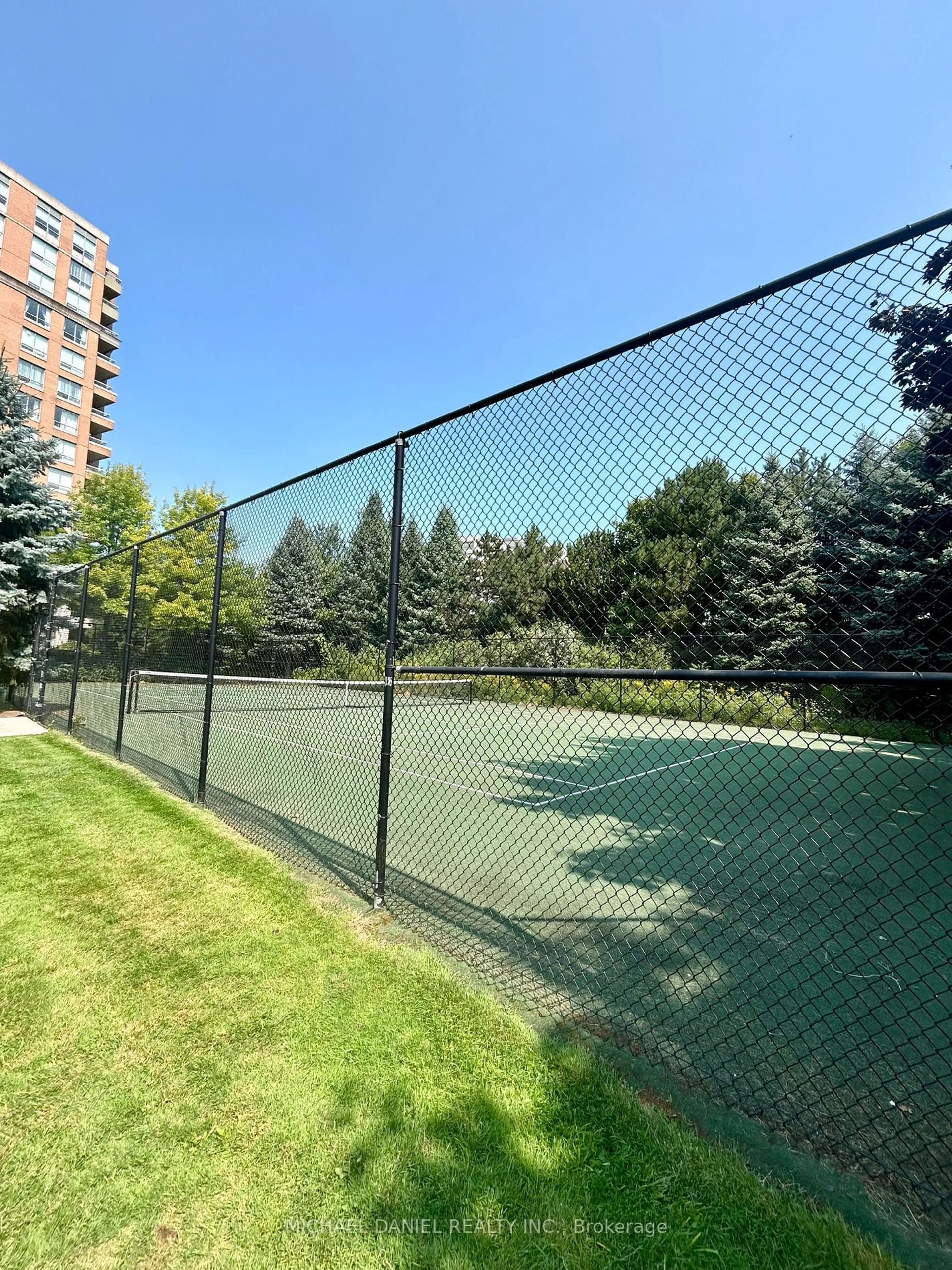 Fenced yard for 29 Northern Heights Dr #306, Richmond Hill Ontario L4B 4L8