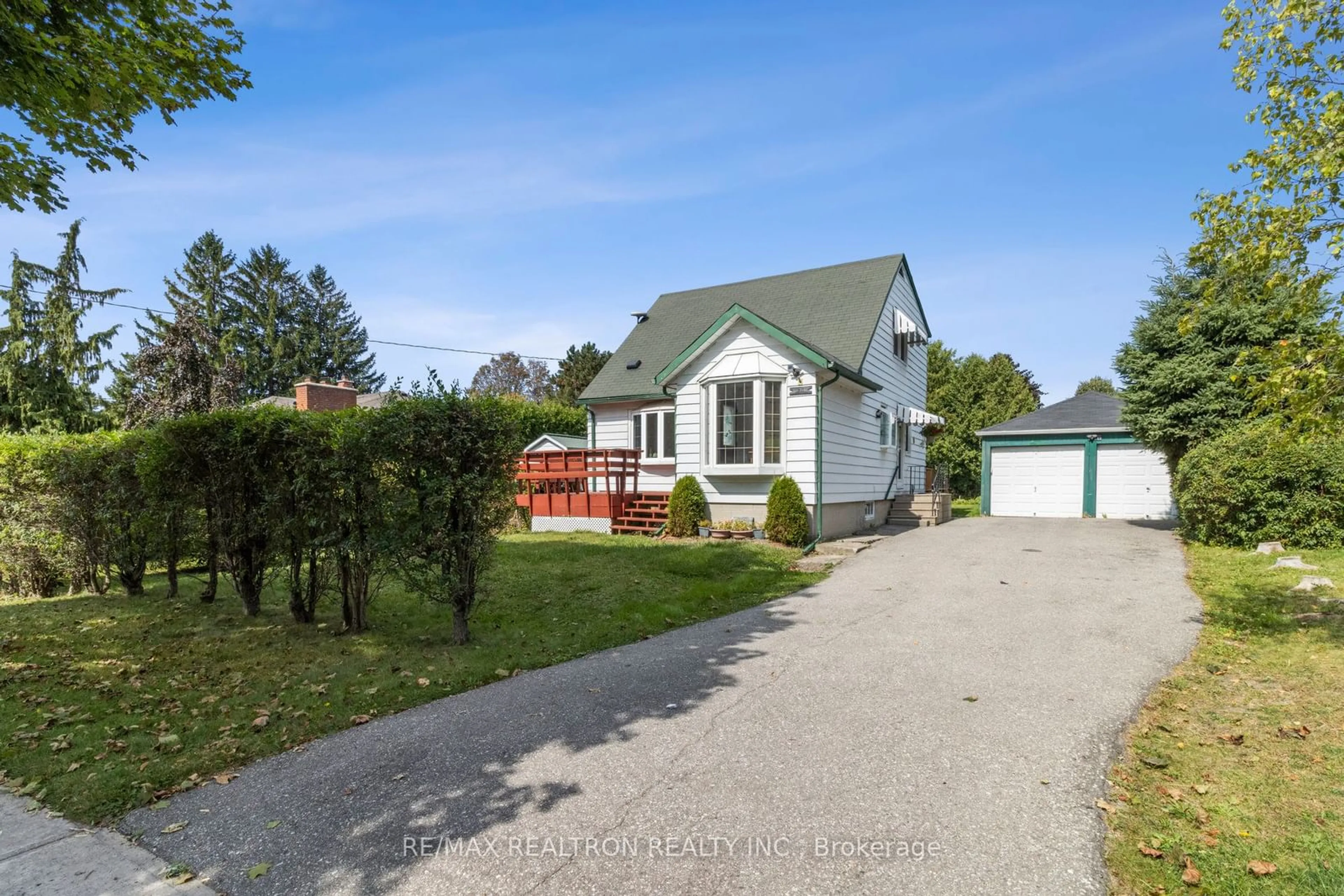 Frontside or backside of a home, cottage for 771 Queen St, Newmarket Ontario L3Y 2J4