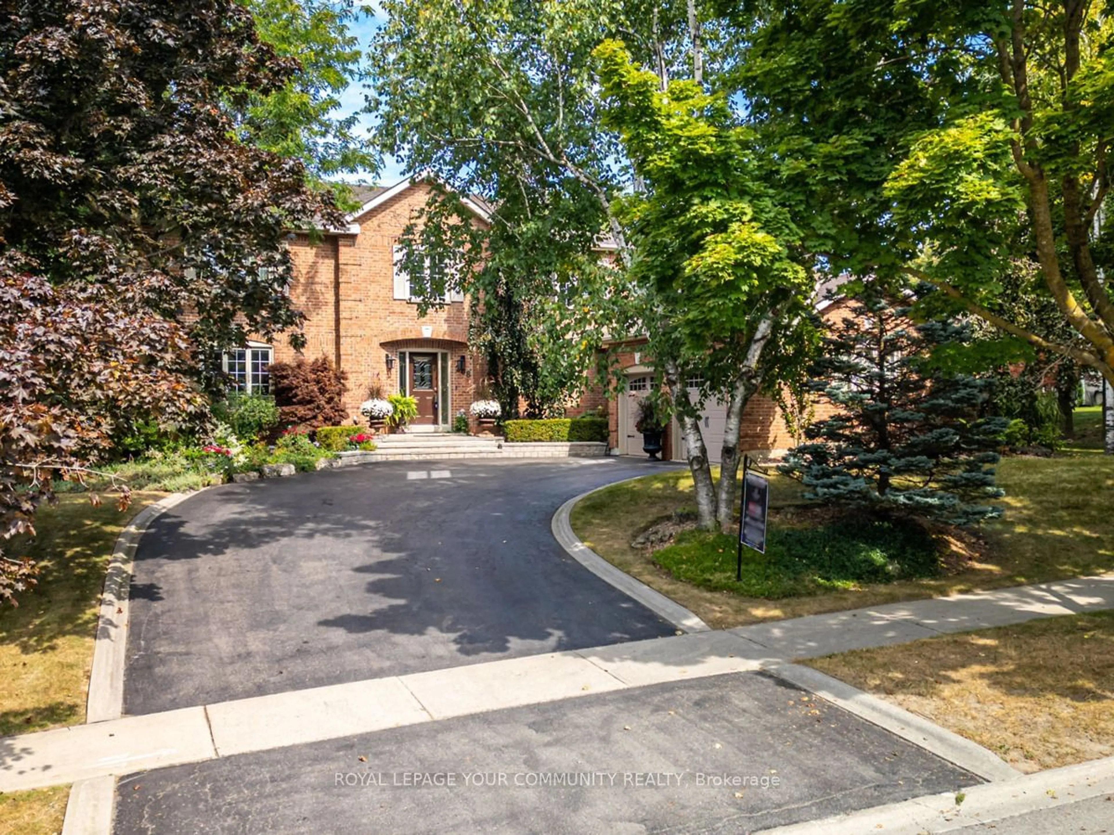 A pic from exterior of the house or condo, the street view for 208 Burton Grve, King Ontario L7B 1C7