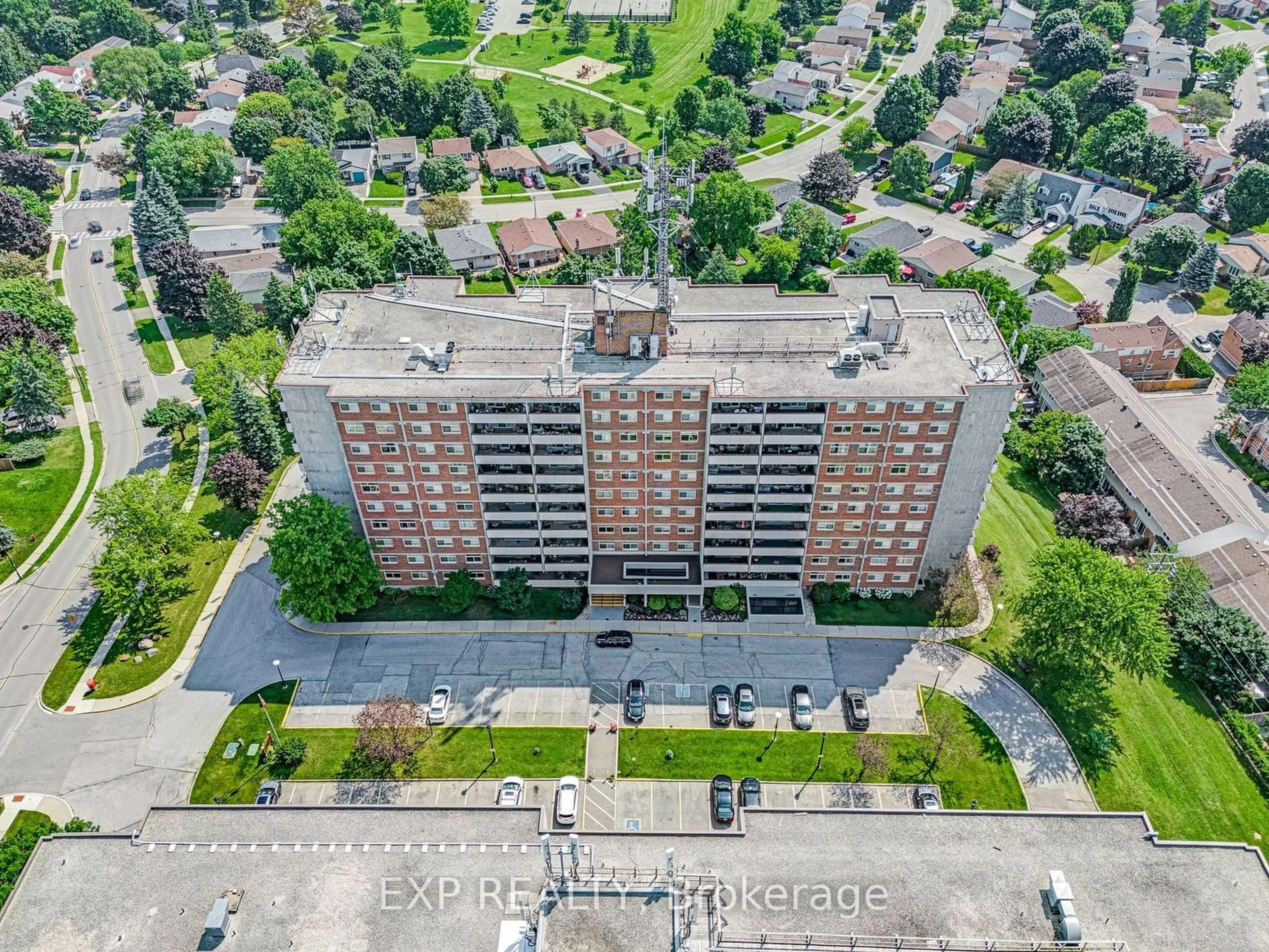 A pic from exterior of the house or condo, the street view for 40 William Roe Blvd #1007, Newmarket Ontario L3Y 5N4