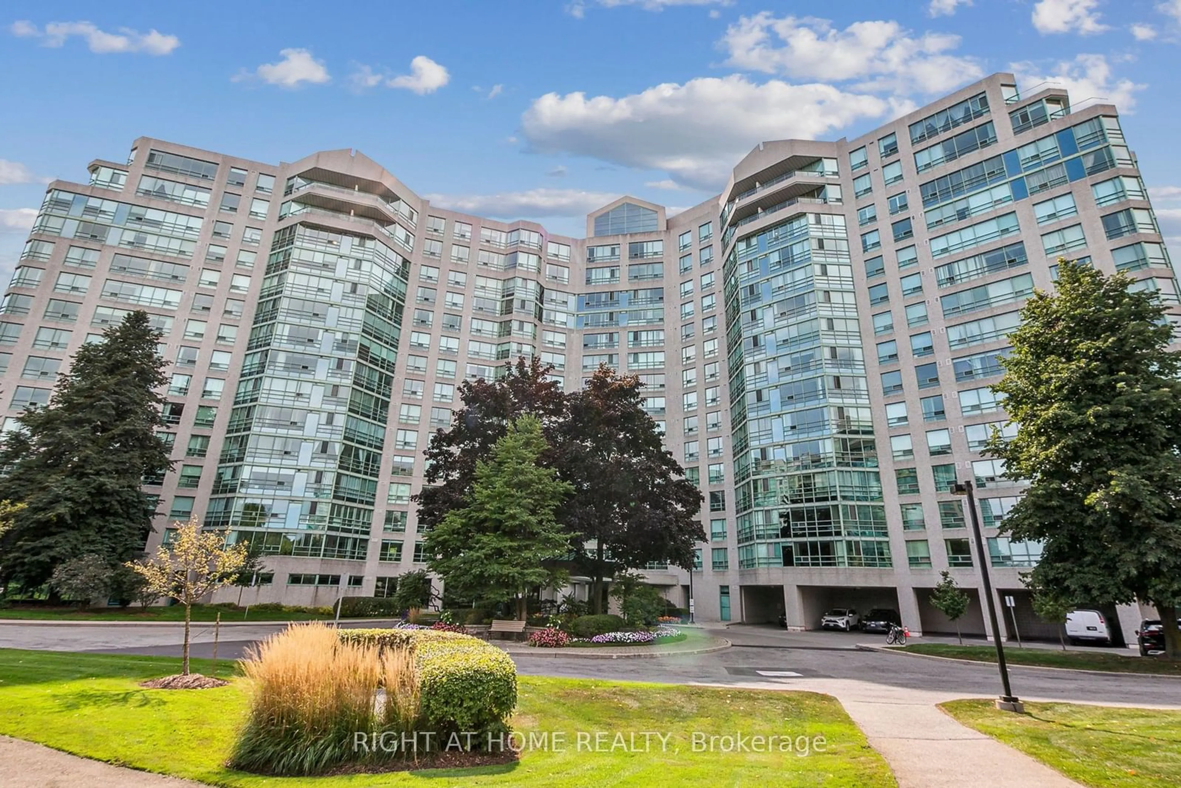 A pic from exterior of the house or condo for 7805 Bayview Ave #305, Markham Ontario L3T 7N1