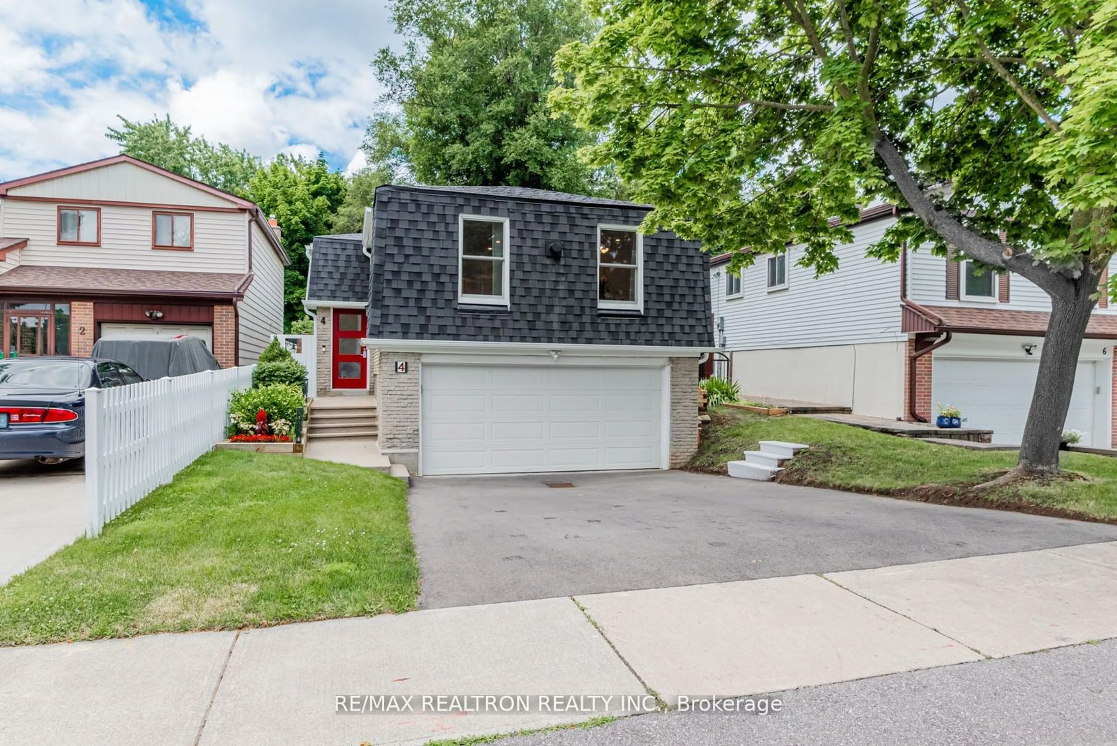 Frontside or backside of a home, the street view for 4 Plaisance Rd, Richmond Hill Ontario L4C 5B5