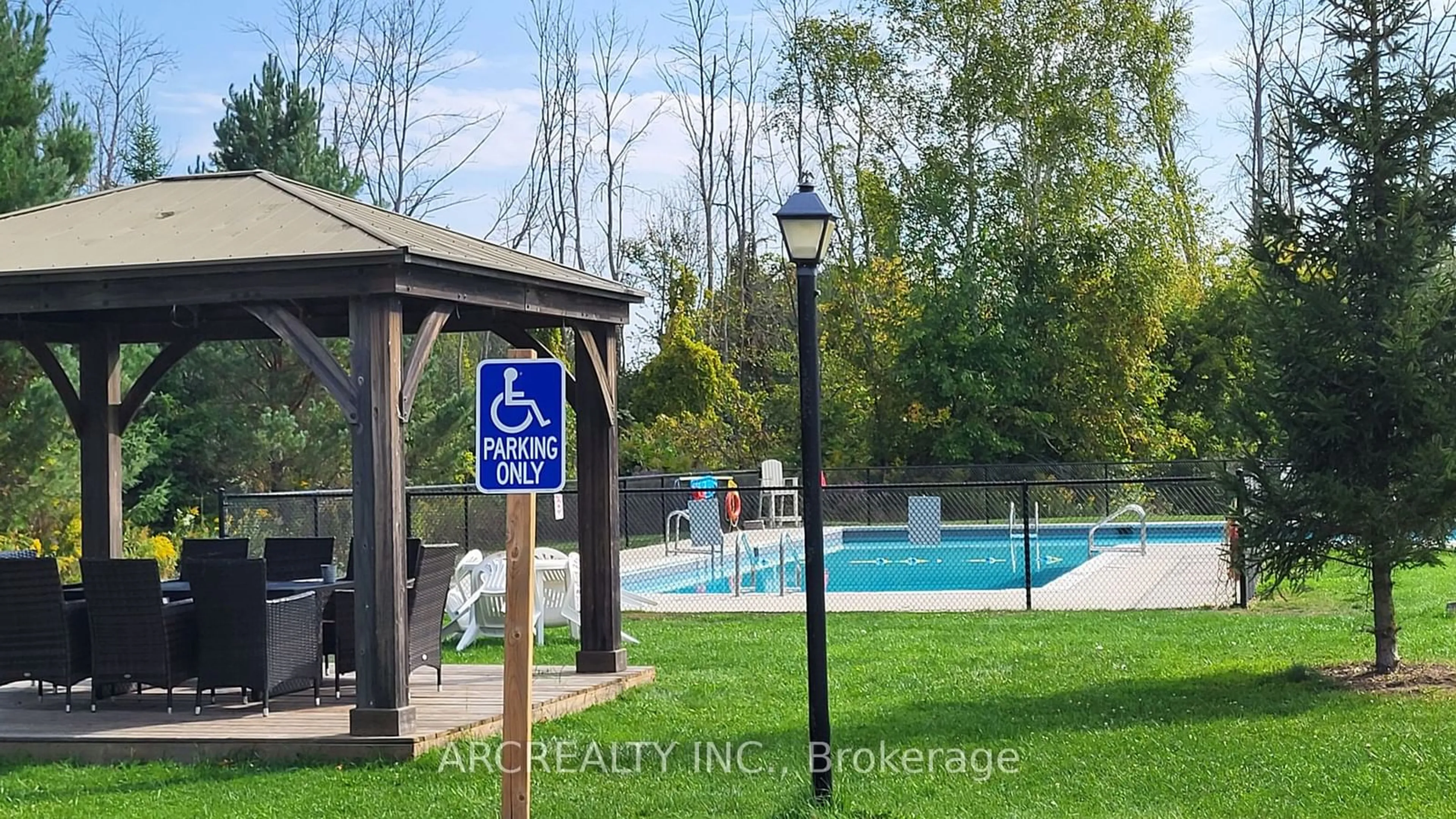 Indoor or outdoor pool for 79 Horseshoe Circ, Georgina Ontario L0E 1N0