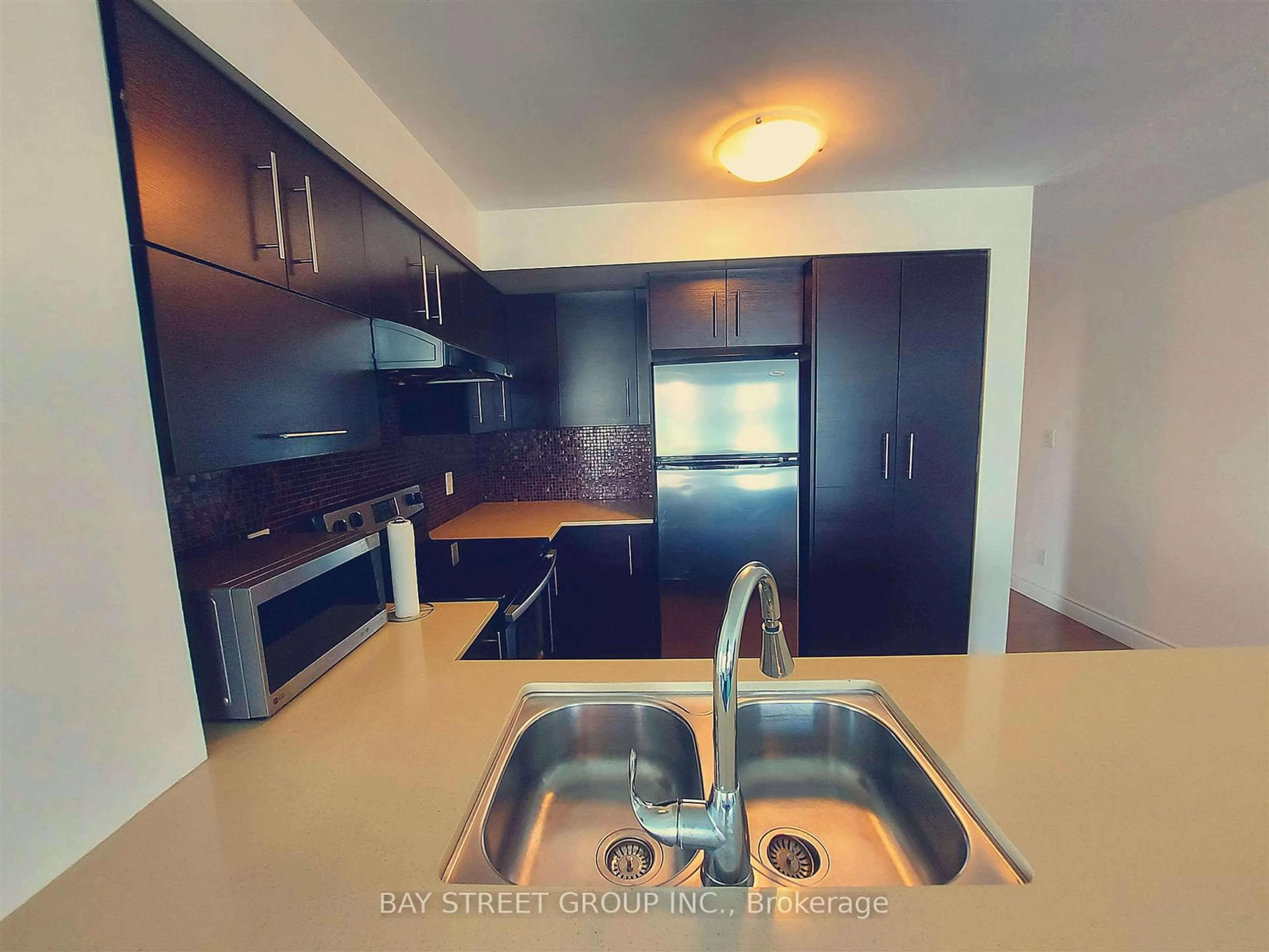 Standard kitchen for 233 South Park Rd #510, Markham Ontario L3T 0B3