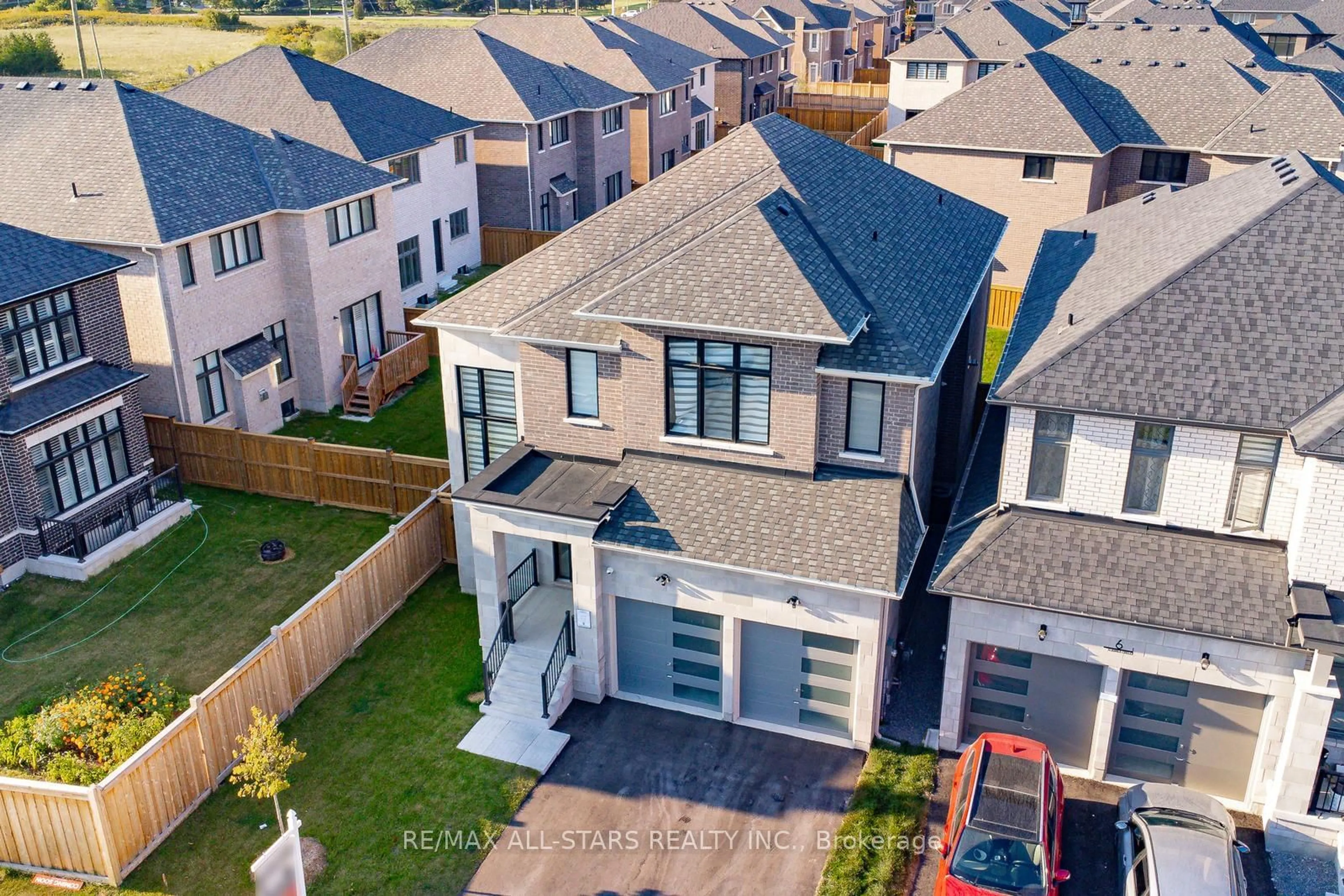 Frontside or backside of a home, the street view for 48 Joiner Circ, Whitchurch-Stouffville Ontario L4A 7X4