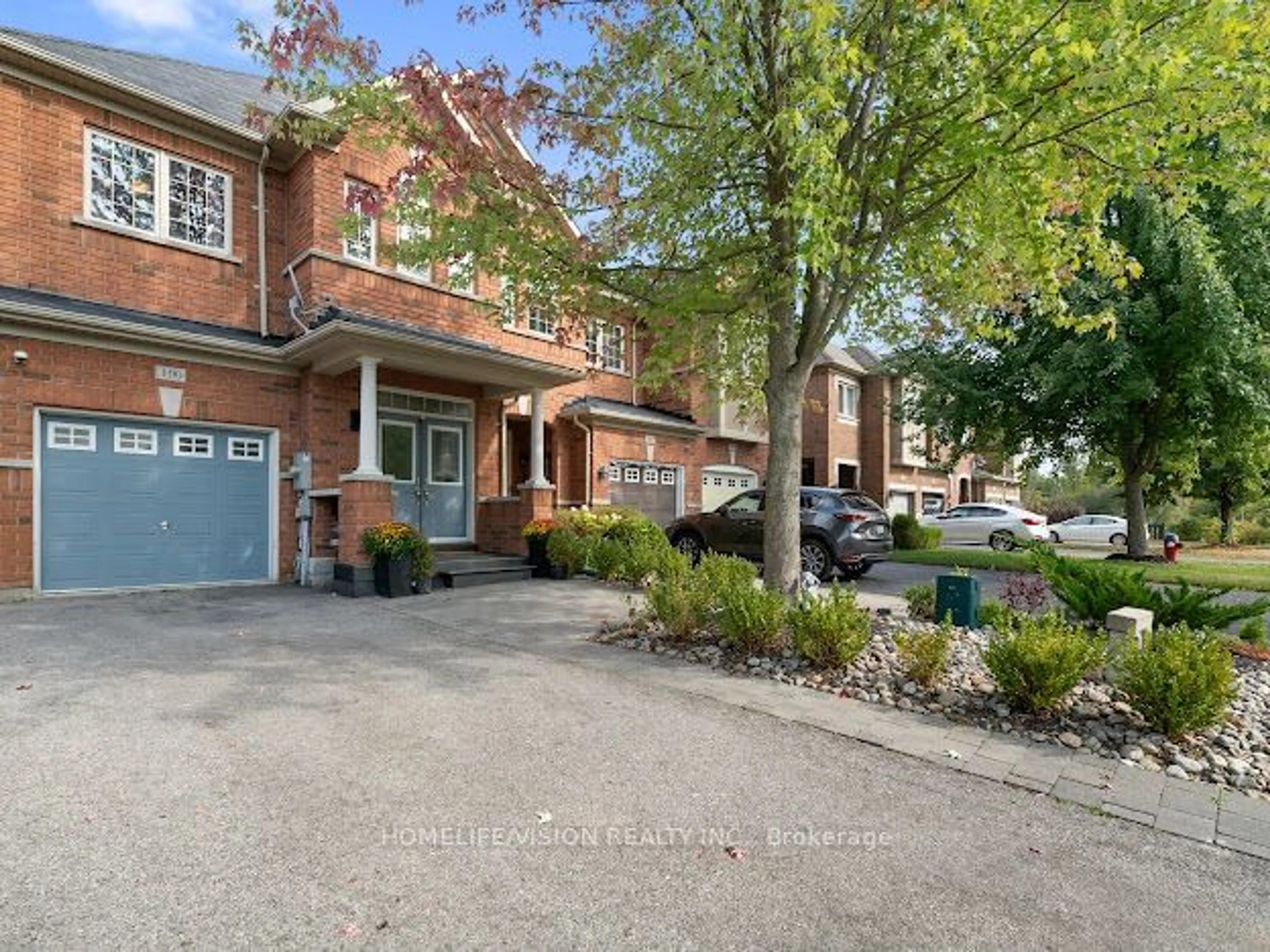 A pic from exterior of the house or condo, the street view for 100 Gosnel Circ, Bradford West Gwillimbury Ontario L3Z 2A5