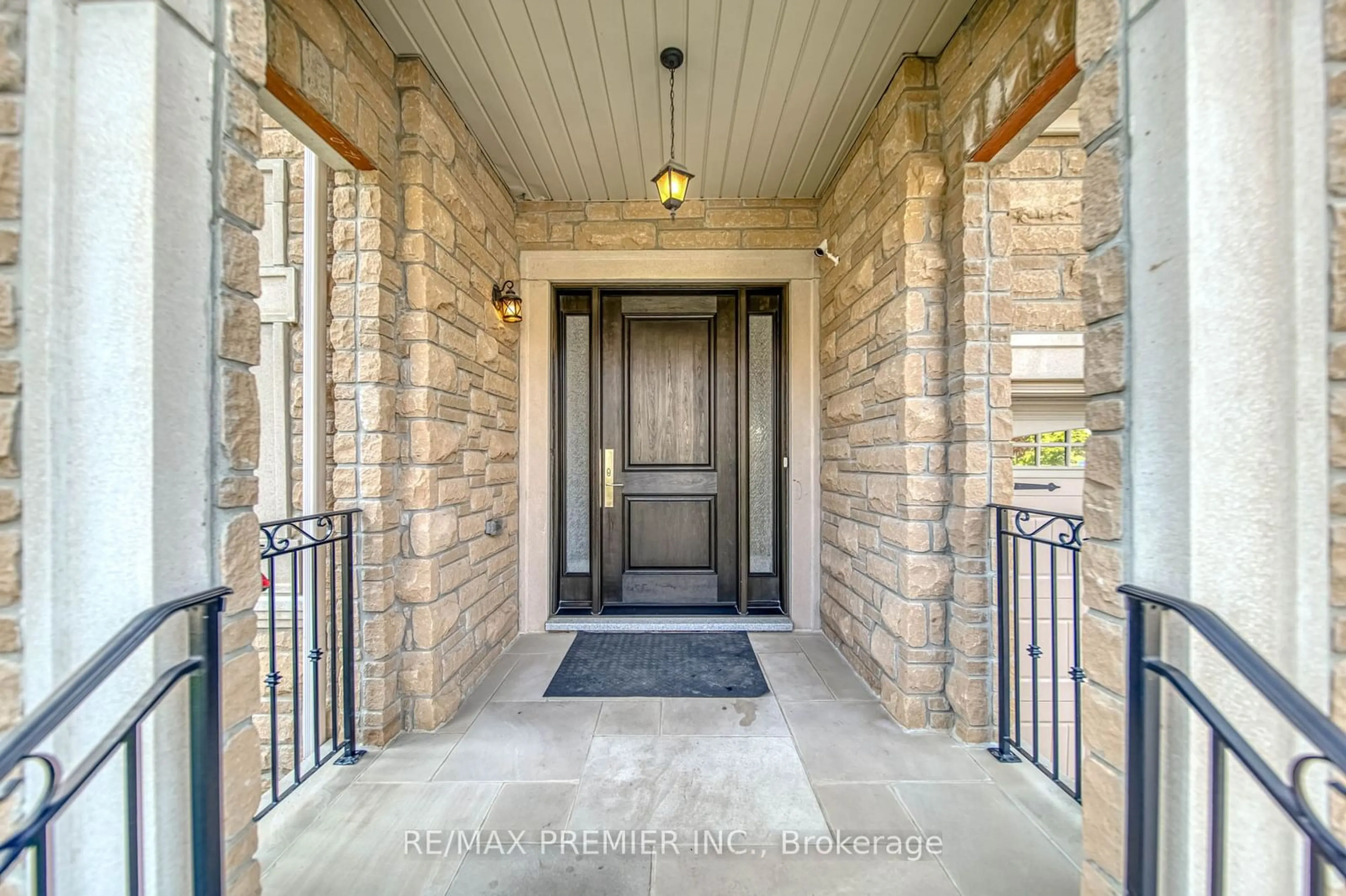 Indoor entryway, wood floors for 378 Poetry Dr, Vaughan Ontario L4H 3W8