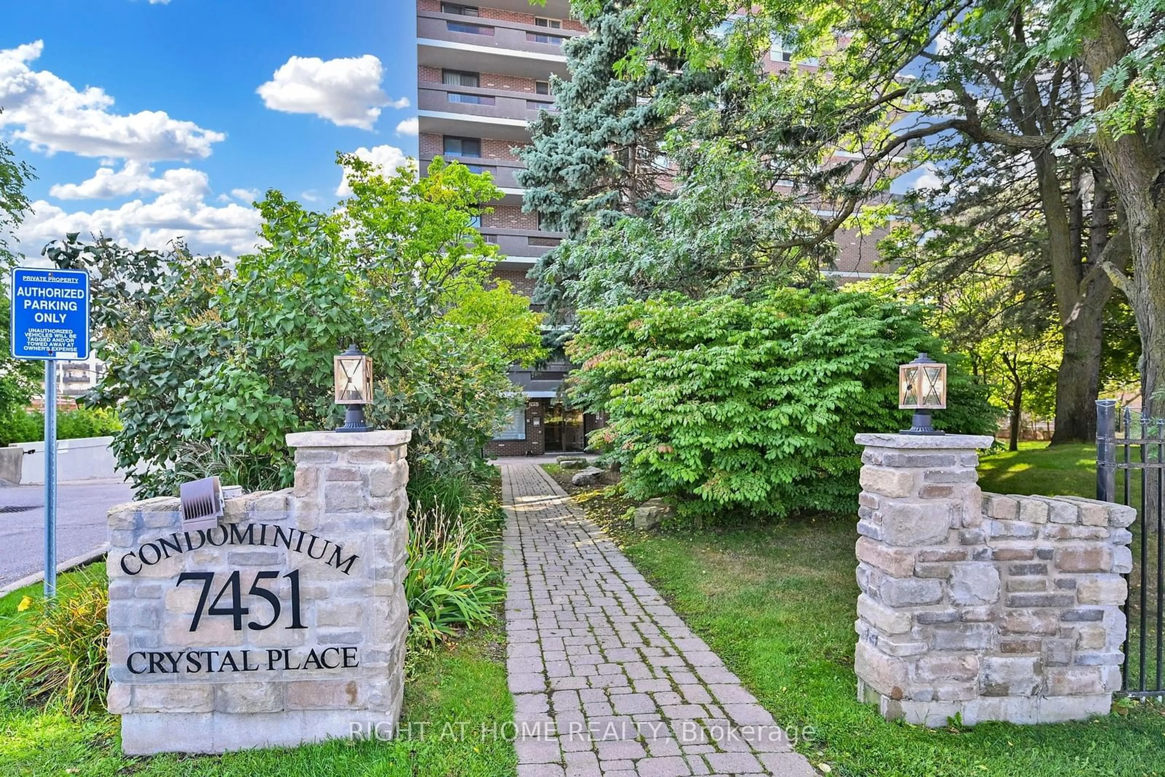 A pic from exterior of the house or condo for 7451 YONGE St #201, Markham Ontario L3T 2B4