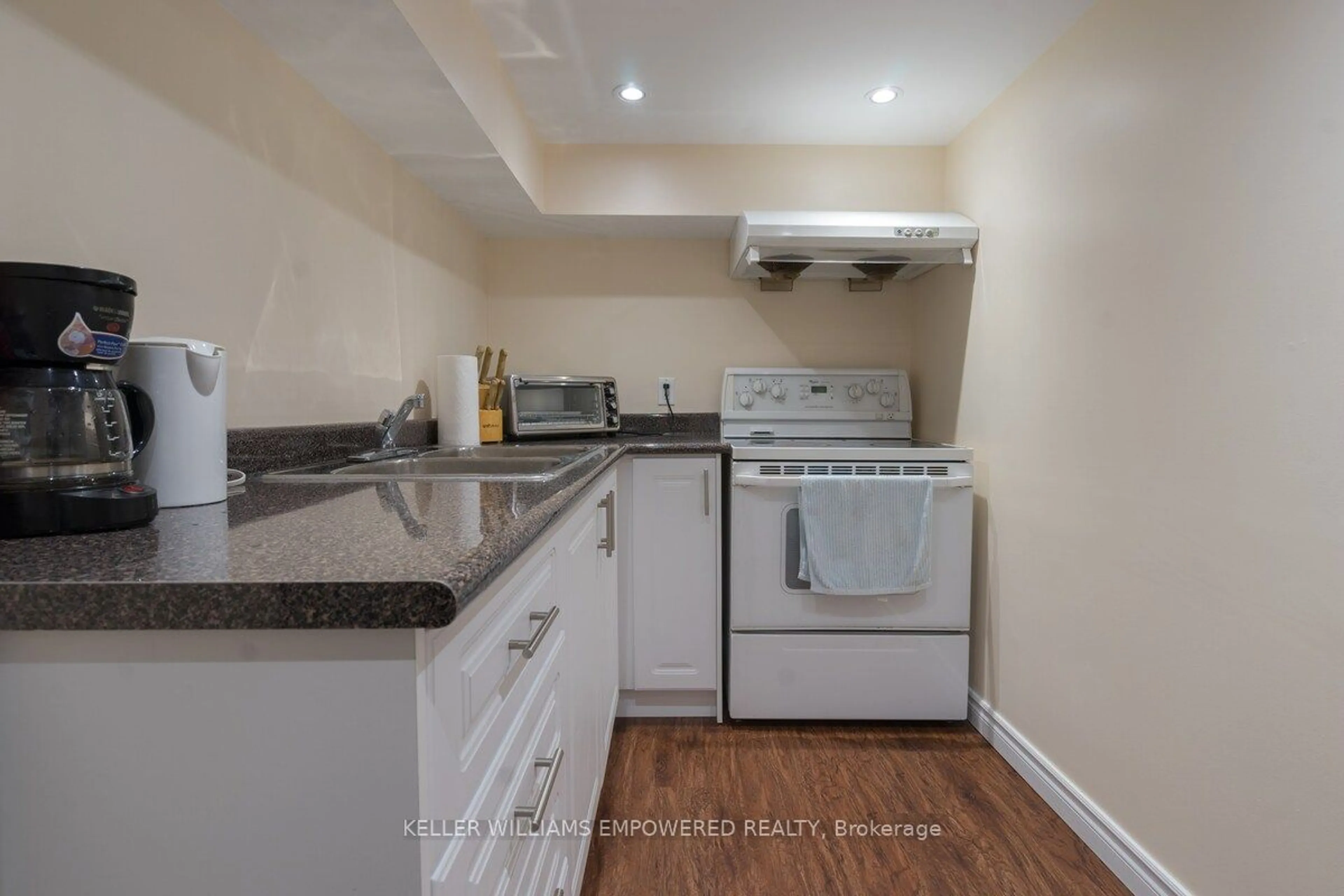 Standard kitchen, wood floors, cottage for 36 Eastdale Cres, Richmond Hill Ontario L4B 3E4