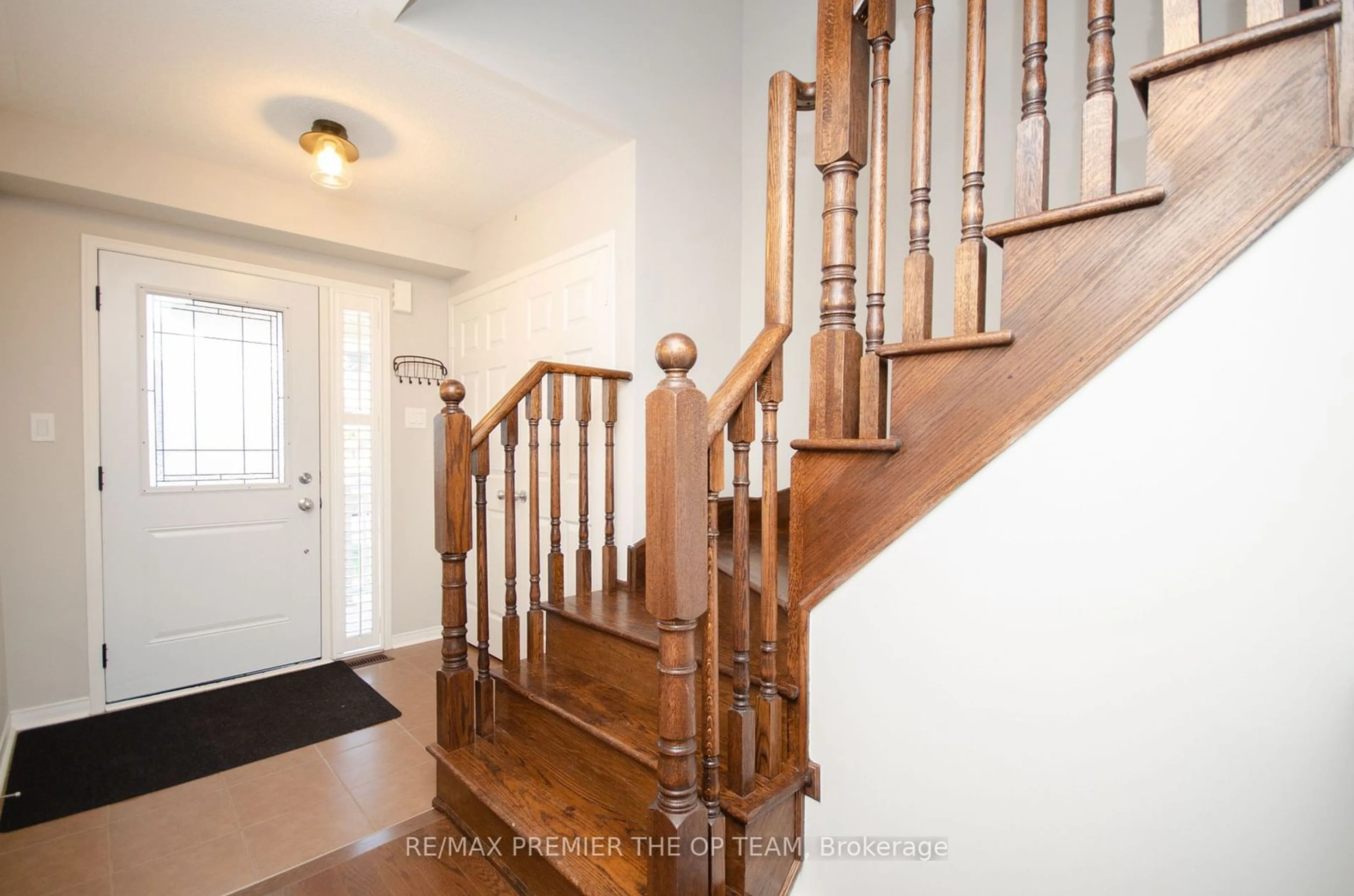 Indoor entryway, wood floors for 203 Orr Dr, Bradford West Gwillimbury Ontario L3Z 0S2