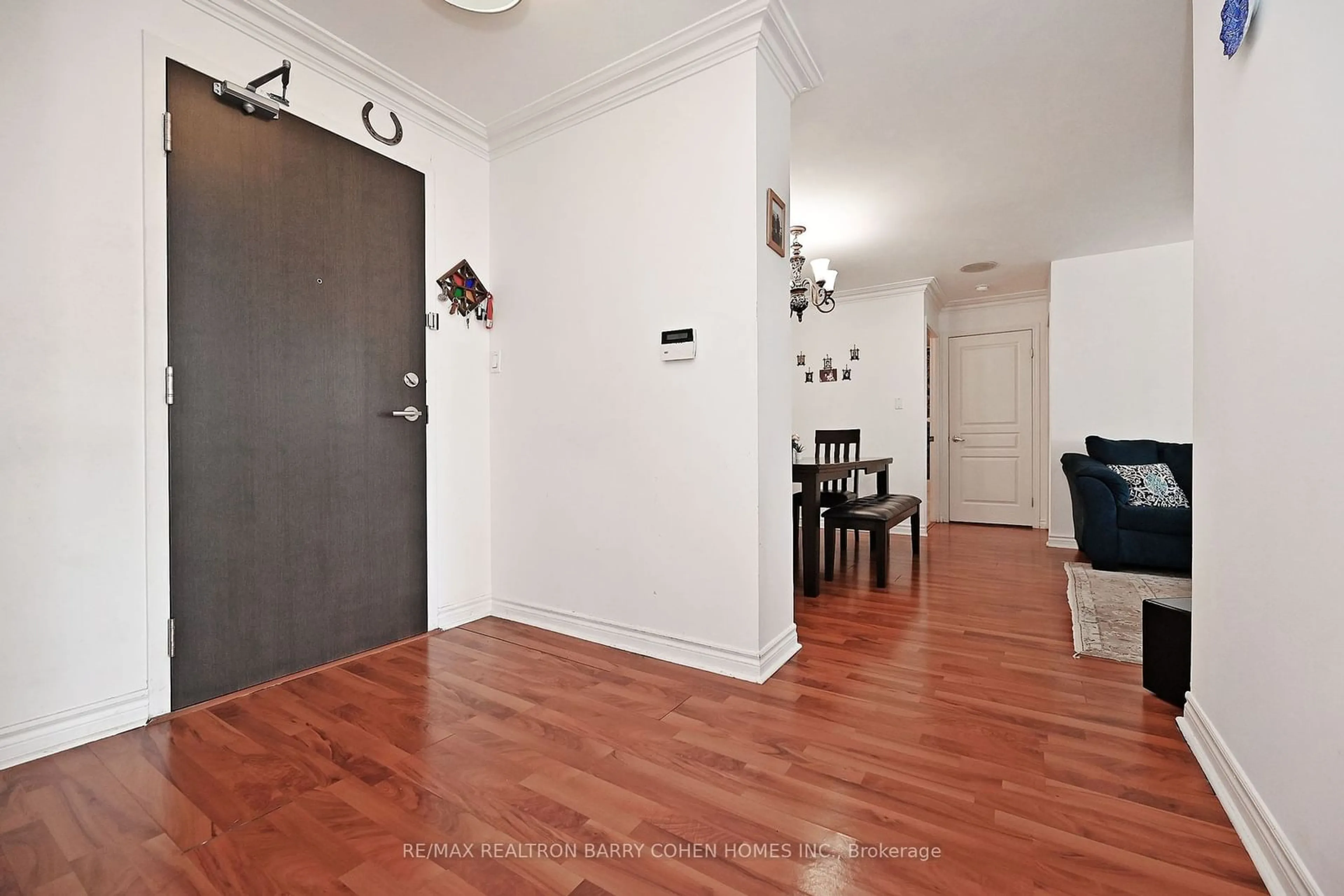 Indoor entryway for 29 Northern Hts Dr #207, Richmond Hill Ontario L4B 4L8