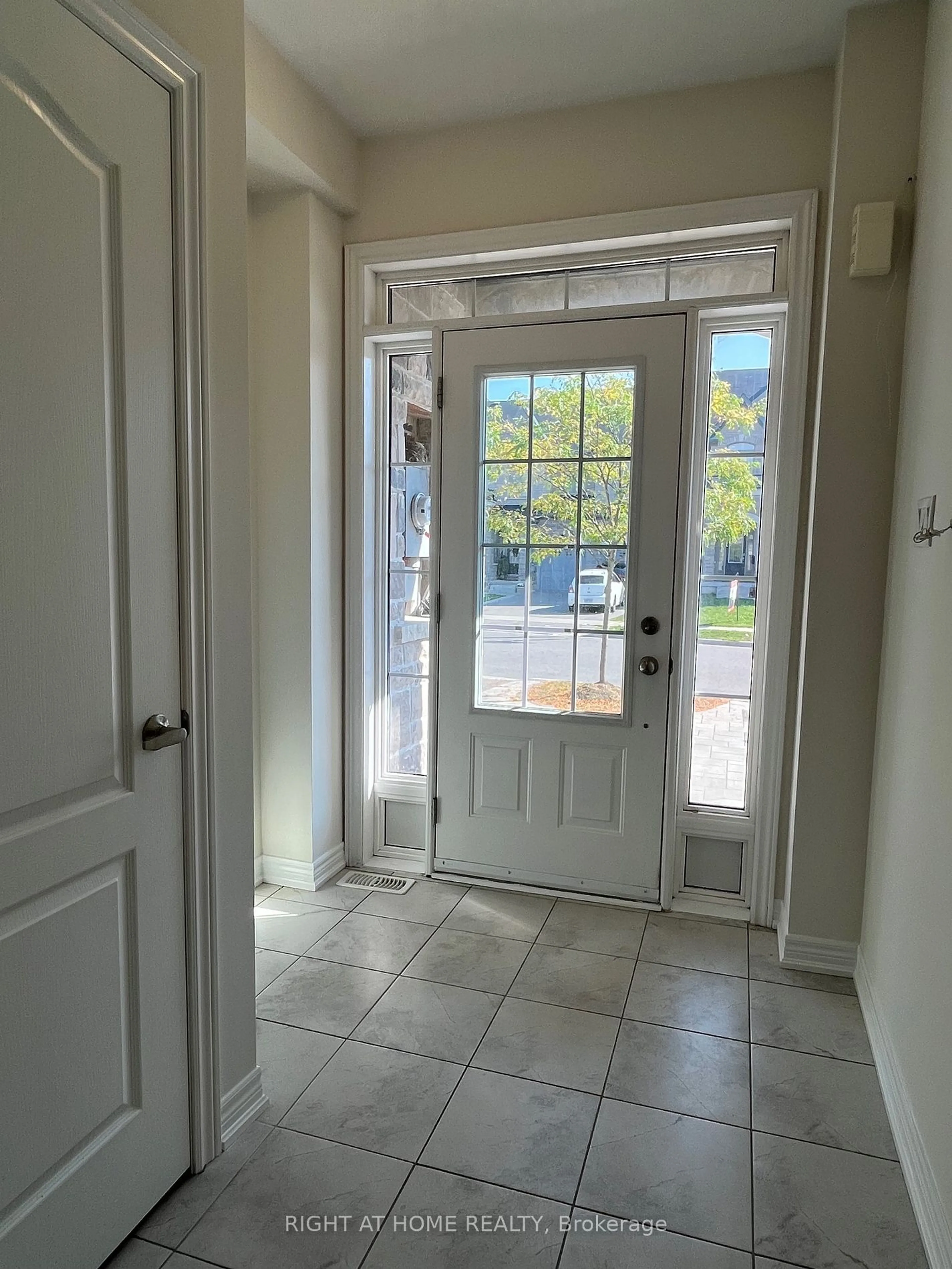 Indoor entryway for 48 Walter Proctor Rd Rd, East Gwillimbury Ontario L9N 0P1