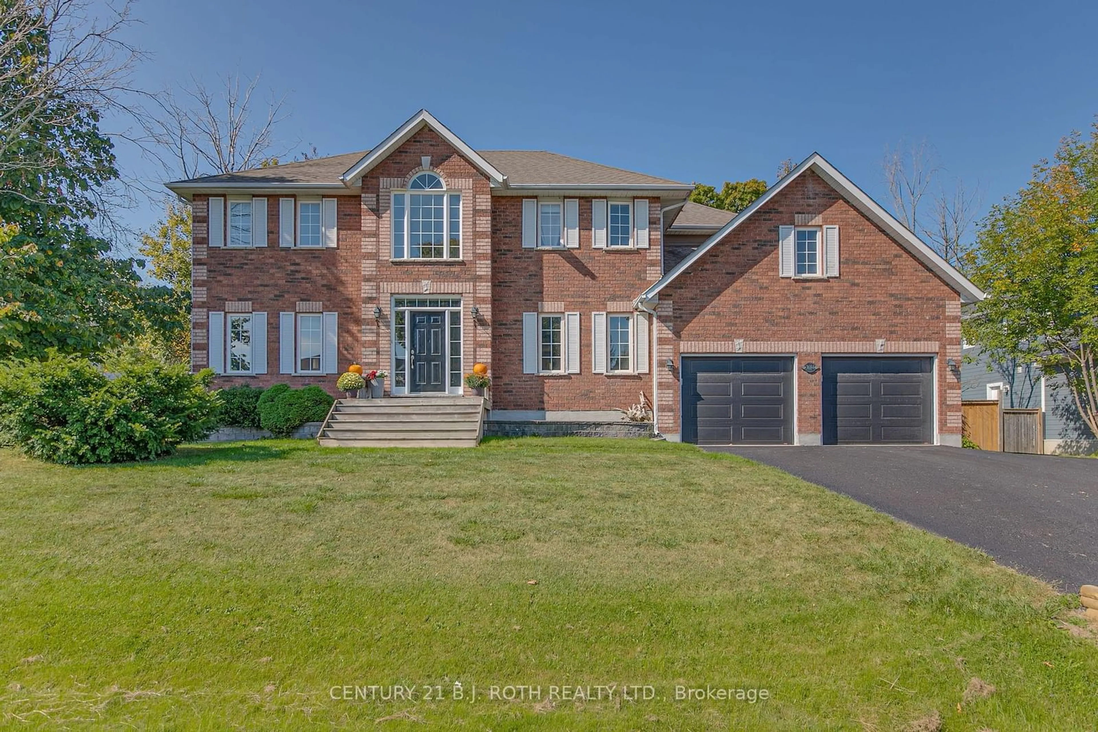 Home with brick exterior material for 3684 Kimberley St, Innisfil Ontario L9S 2L3