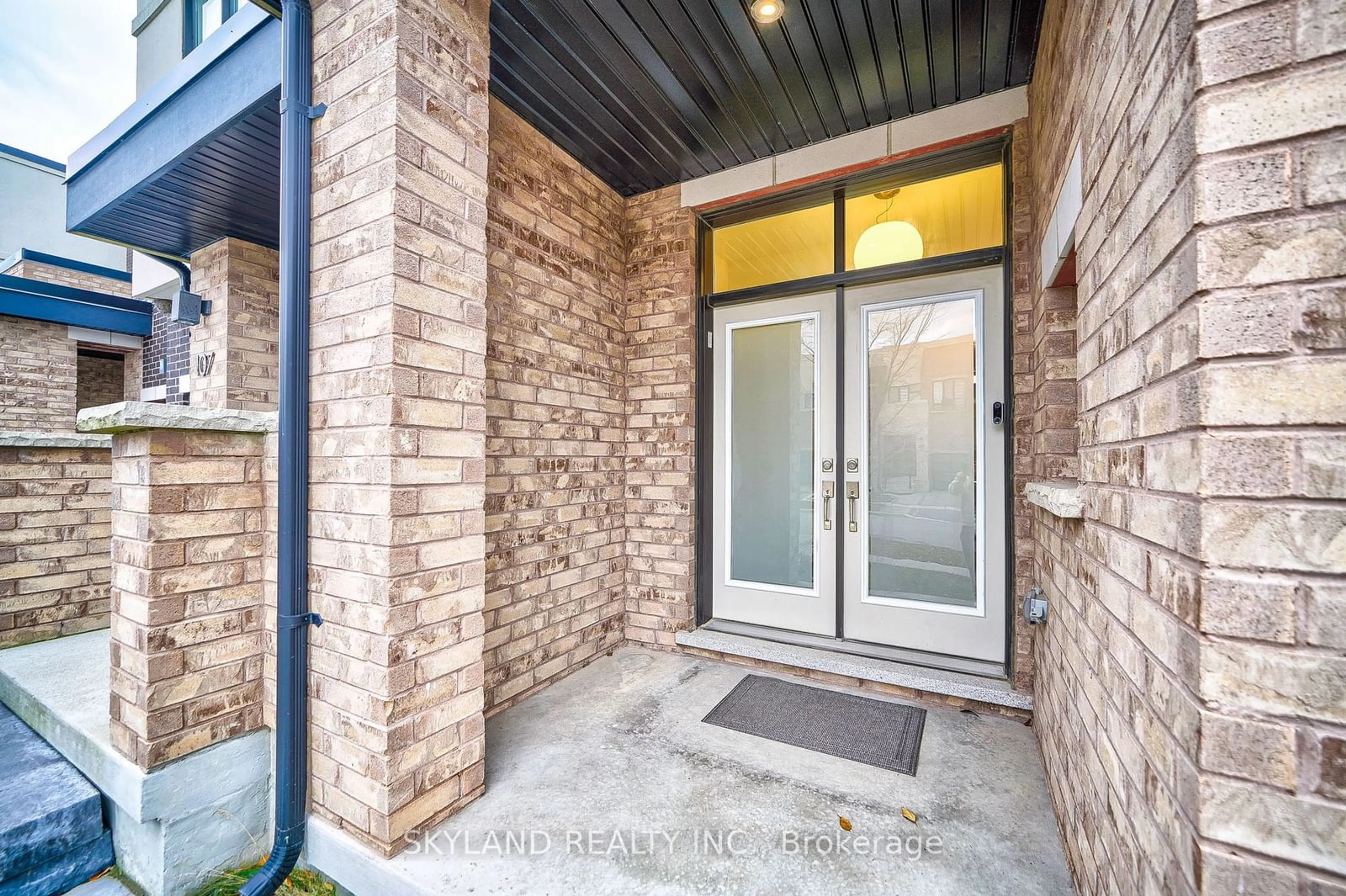 Indoor entryway for 105 Anchusa Dr, Richmond Hill Ontario L4C 6W3