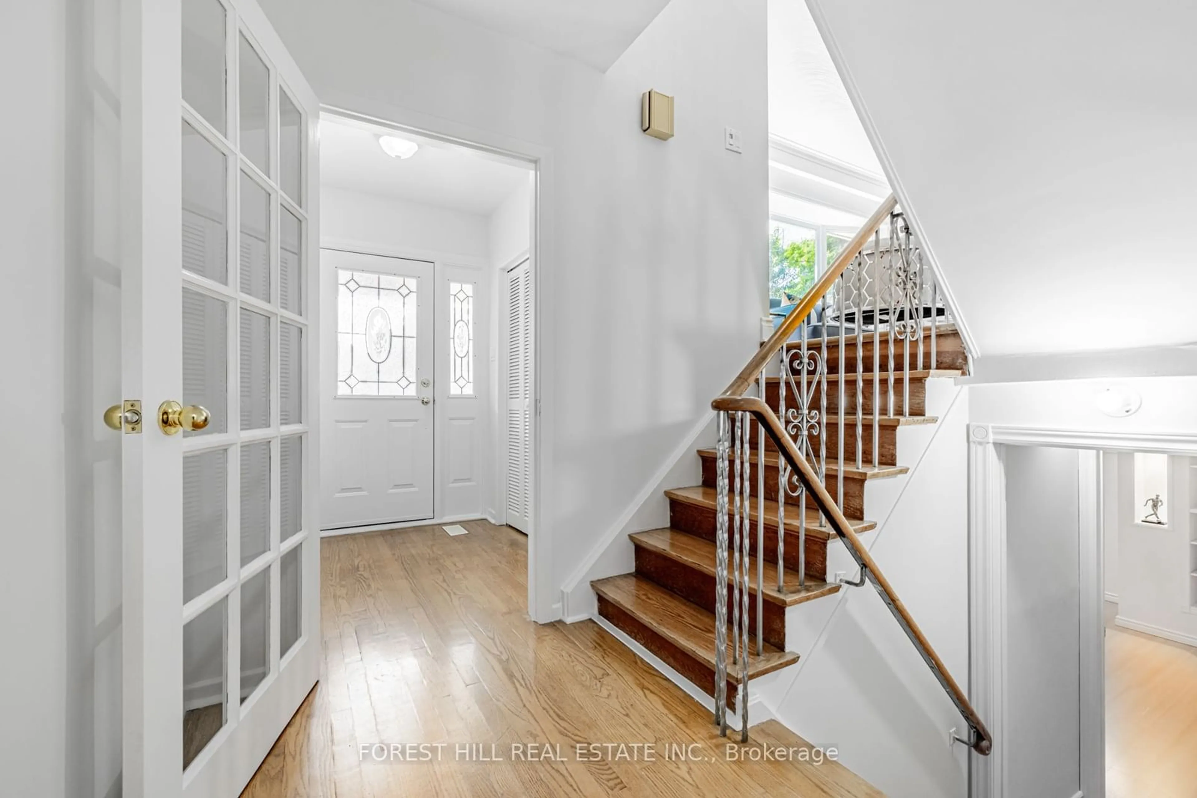 Indoor foyer, wood floors for 4 Dalmeny Rd, Markham Ontario L3T 1L9