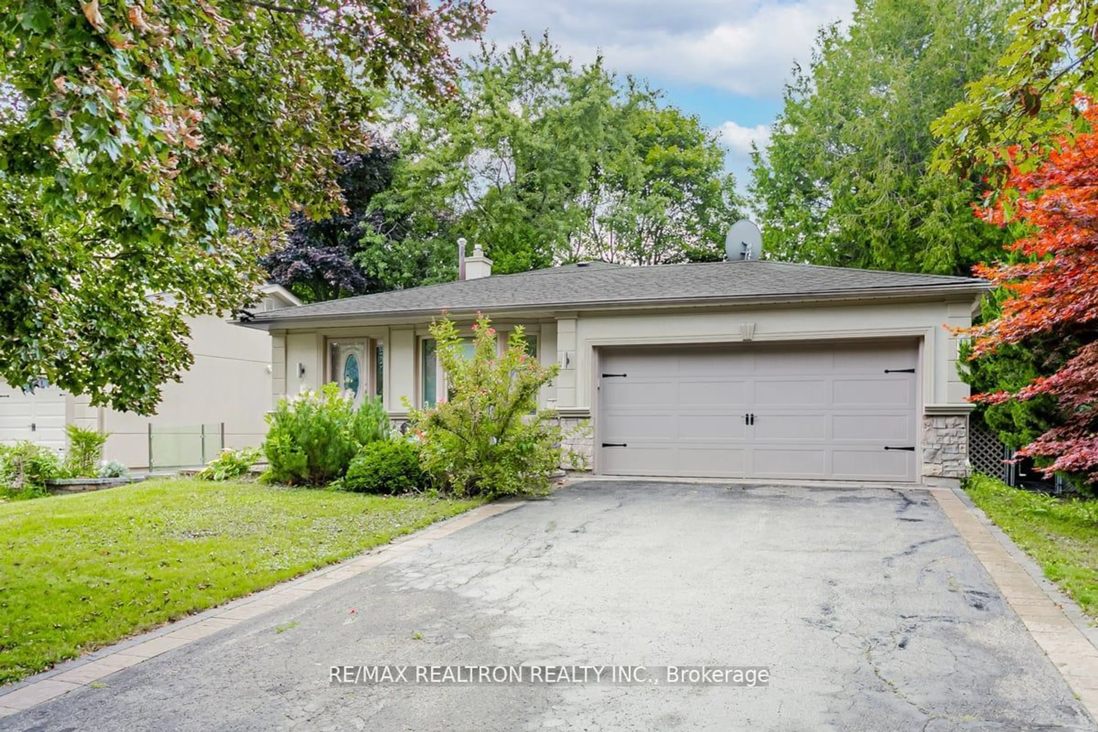 Frontside or backside of a home, the street view for 22 Brightway Cres, Richmond Hill Ontario L4C 4Z9