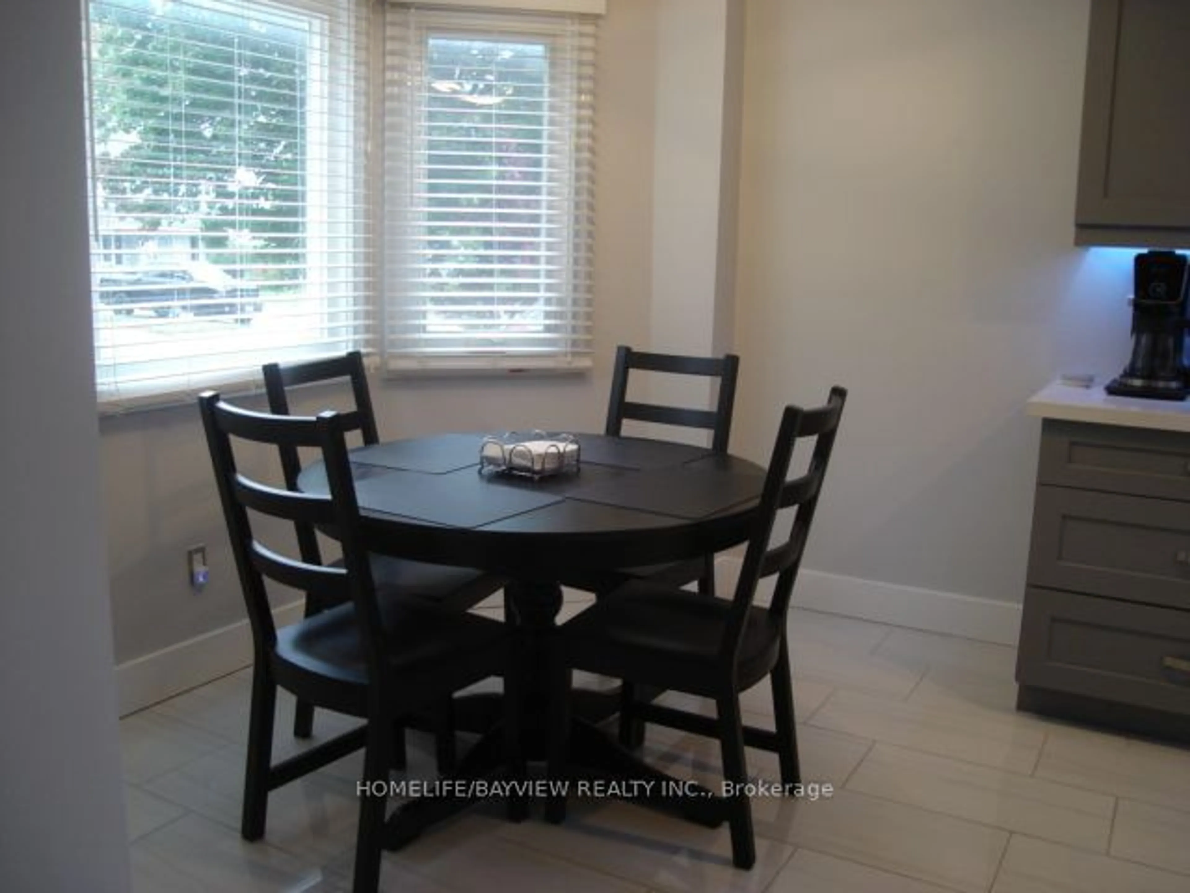 Dining room, wood floors for 999 ANNA MARIA Ave, Innisfil Ontario L9S 1V5