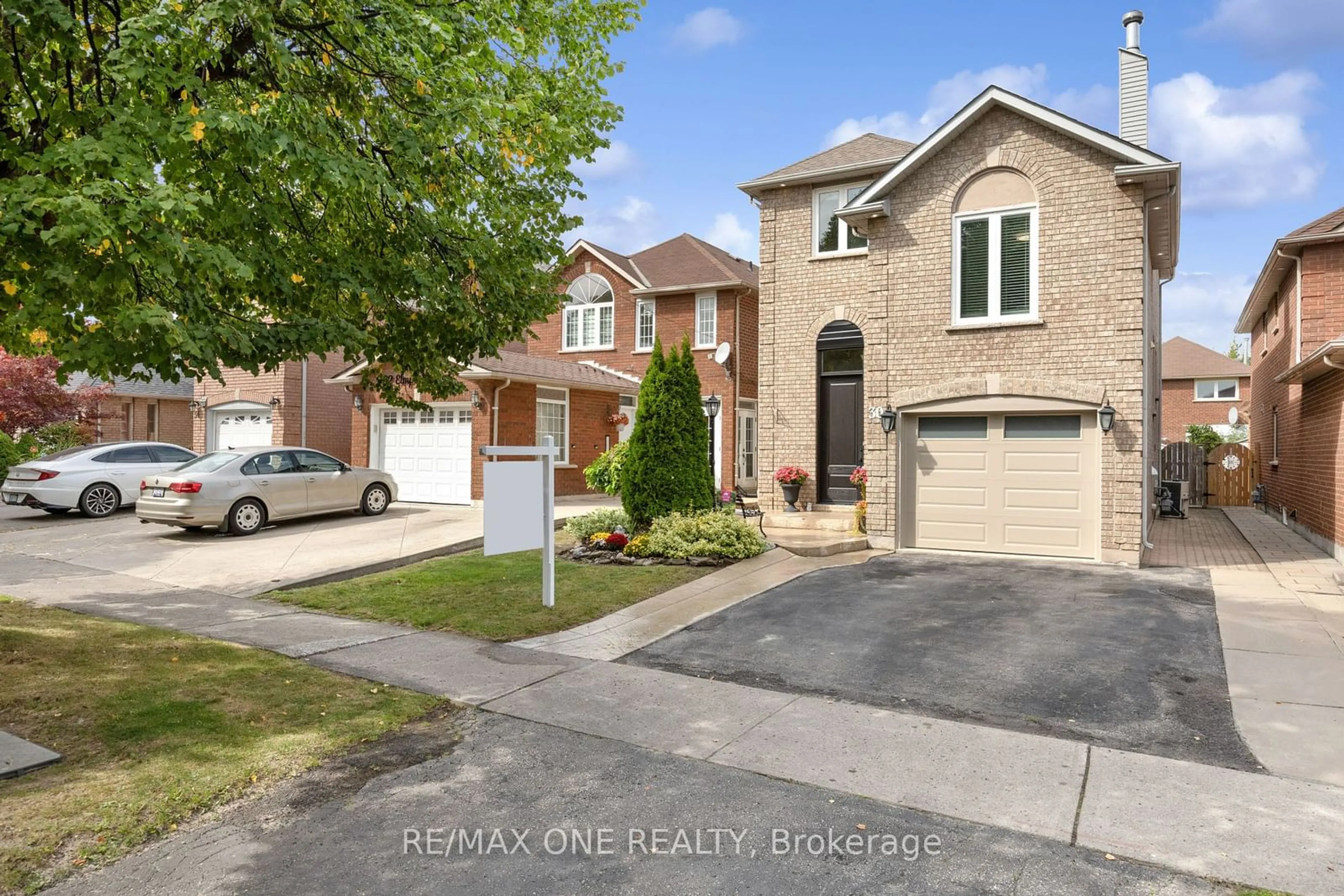 Frontside or backside of a home, the street view for 30 Elmpark Crt, Richmond Hill Ontario L4C 9T8