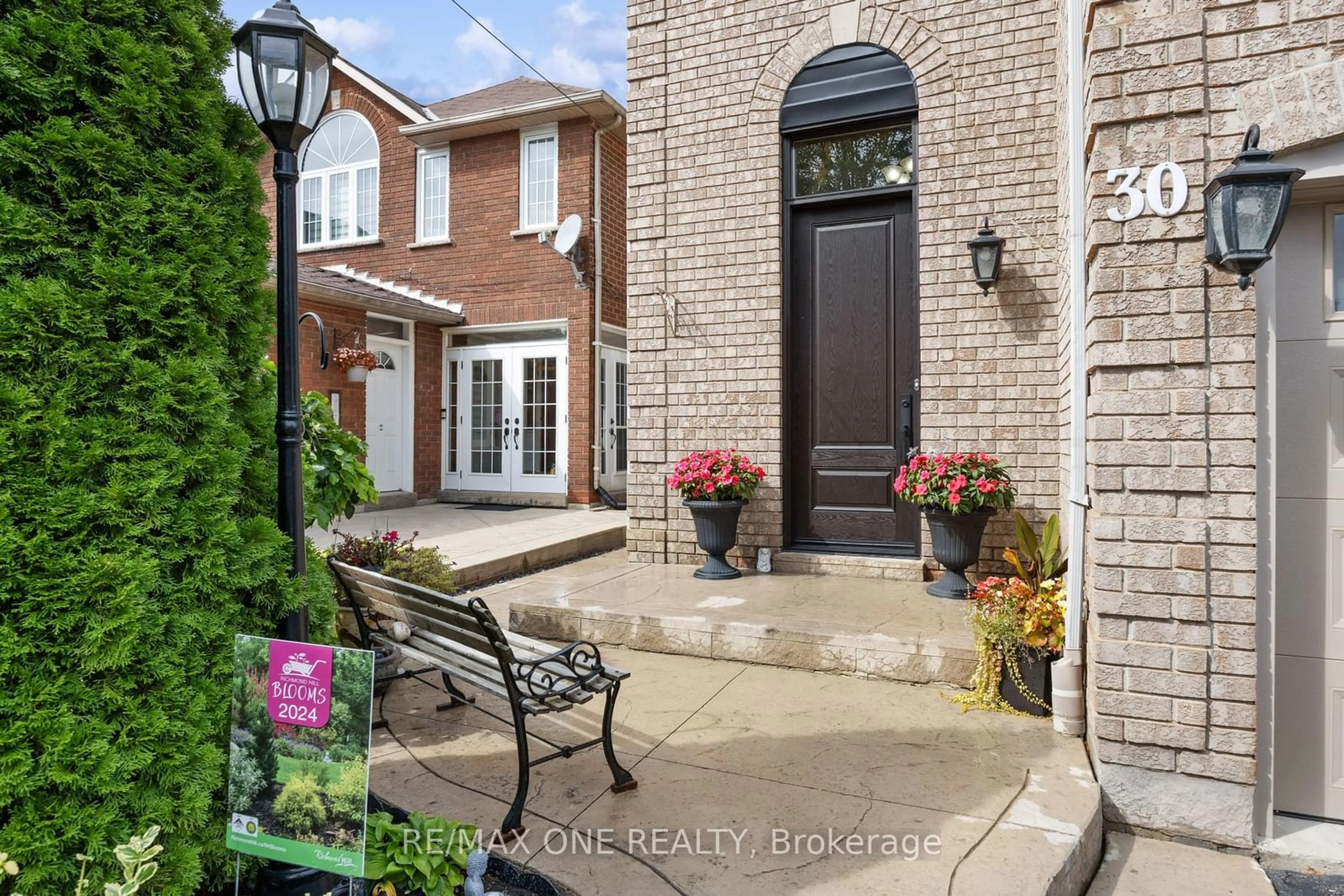 Indoor entryway, wood floors for 30 Elmpark Crt, Richmond Hill Ontario L4C 9T8