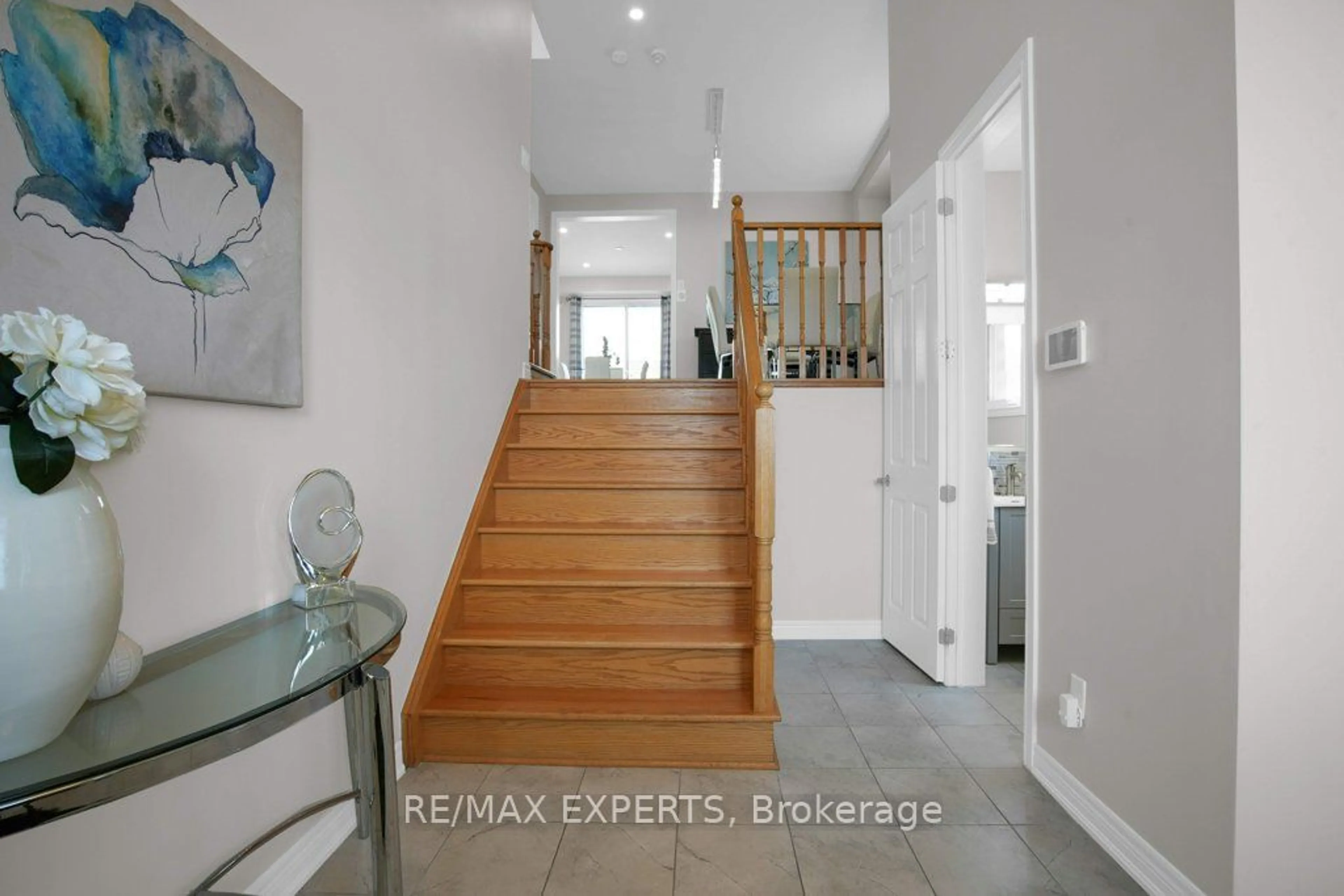 Indoor entryway, wood floors for 4 Bell Ave, New Tecumseth Ontario L9R 0N6