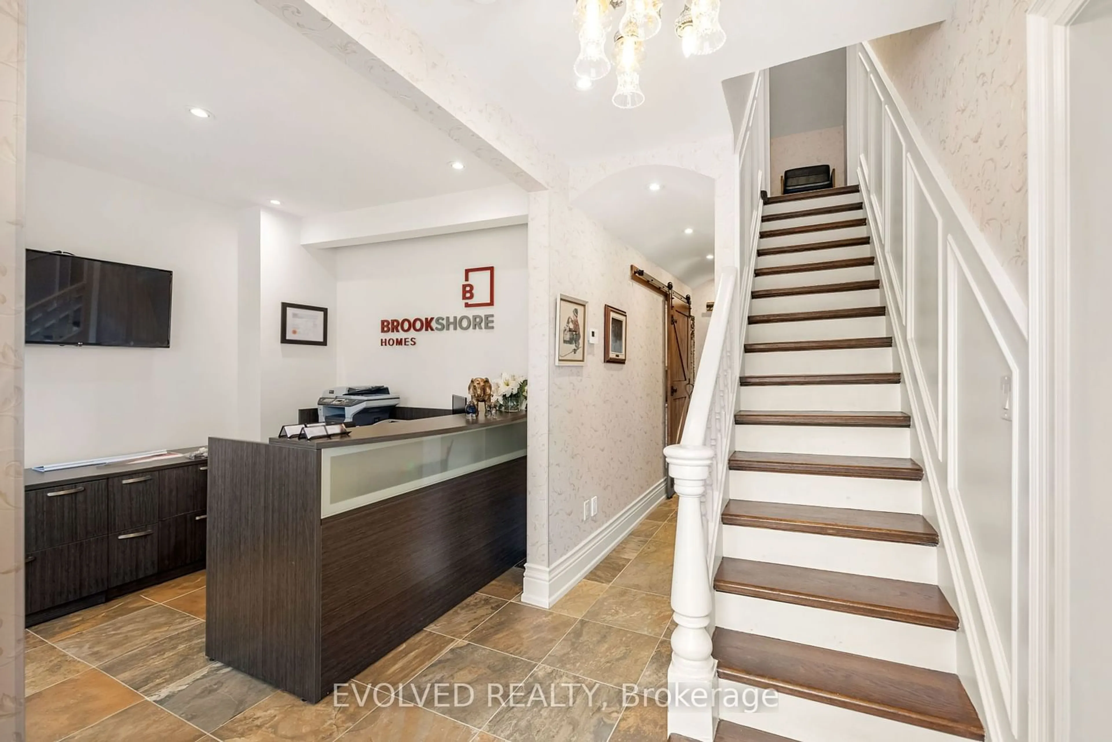 Indoor foyer, wood floors for 9980 Keele St, Vaughan Ontario L6A 3Y4